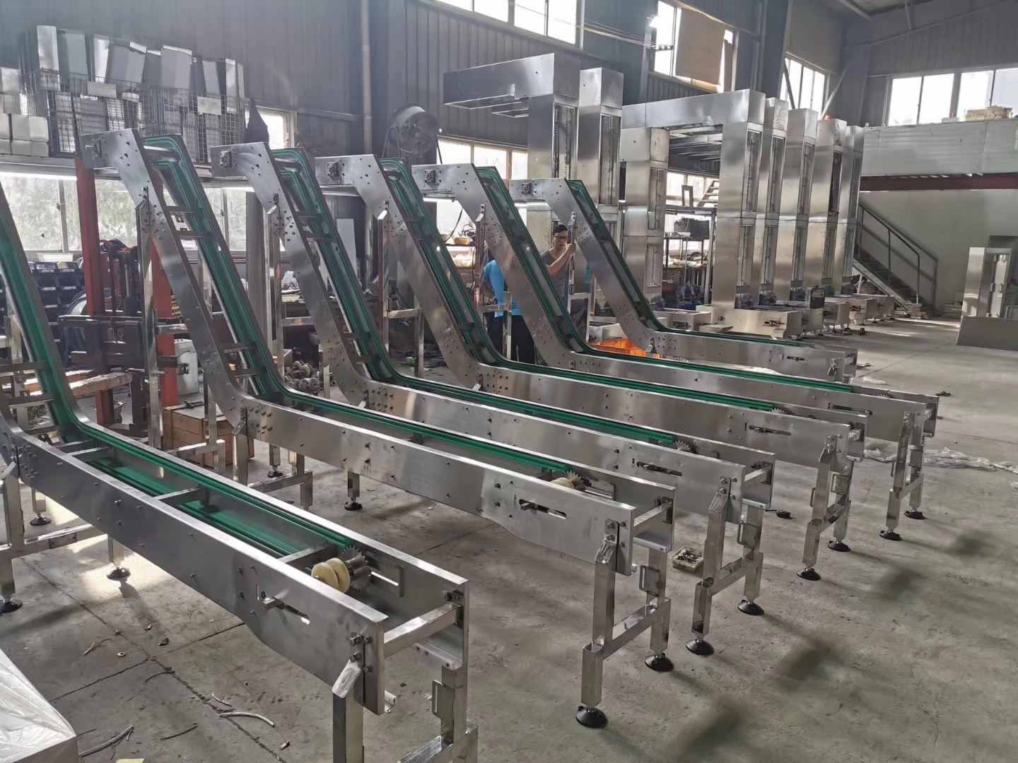 Factory Direct Sales Efficient Handling Tools And Goods Transportation Incline Bucket Conveyor For Sale