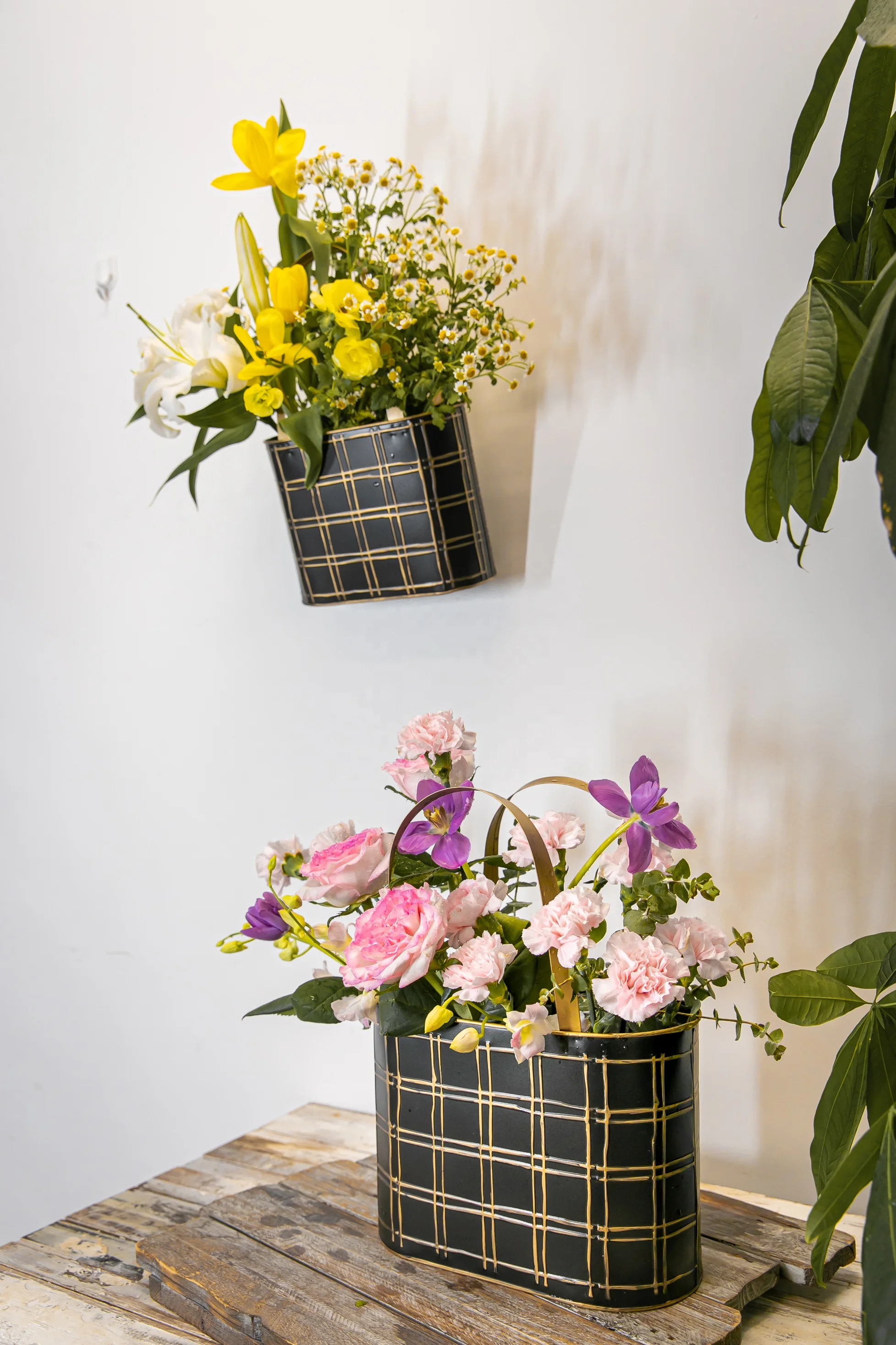 2022 New Design Metal Fashion Bag Vintage Style Galvanized Wall Hanging Planter Chic Flower Basket With
