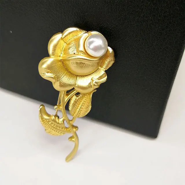 
ADELANTE New Gold Plated Antique Small Rose Stamen Pearl Lady Brooch 