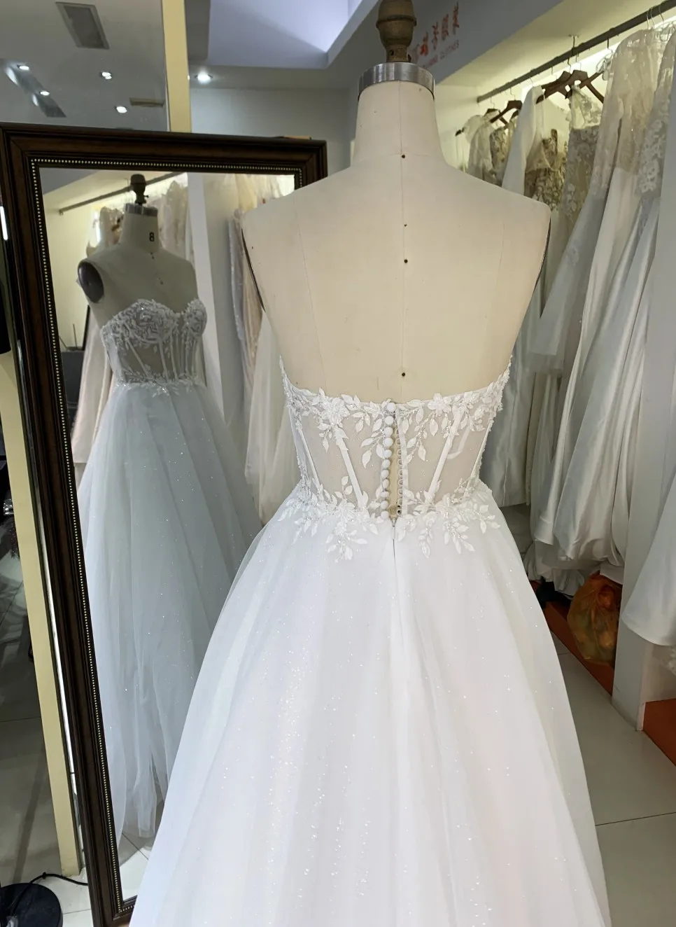2025 white sleeveless sweetheart embroidery corset bodice zipper up back A line tulle wedding bridal dresses