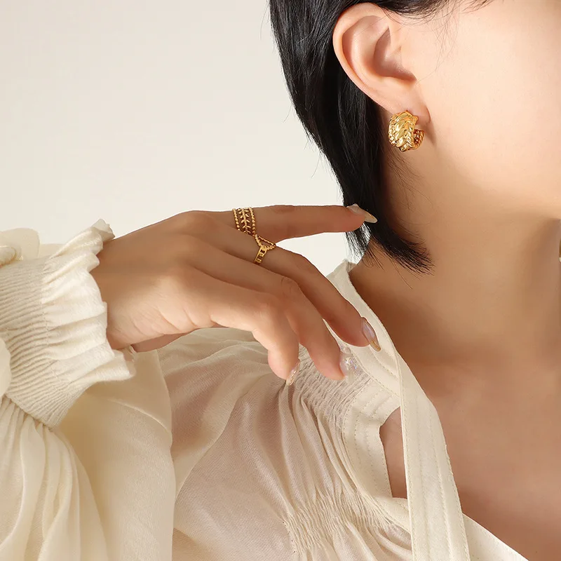 Vintage Luxury Jewelry Tarnish Free 18k Gold Plated Stripes Cold Stainless Steel Grain C Shape Hoop Earrings For Women