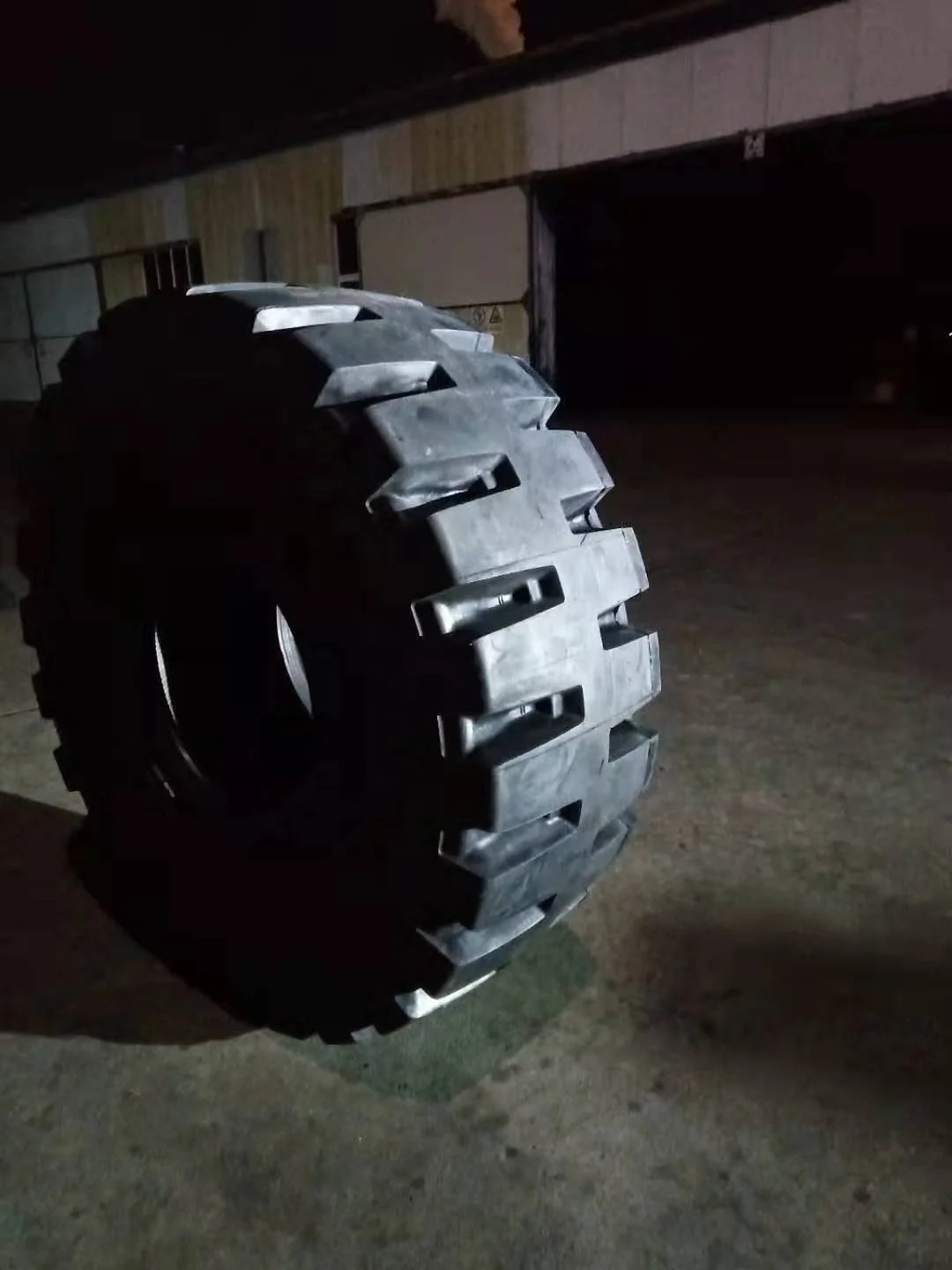 OTR DOZER  TYRE BIAS TIRE 20.5-25    20.5x25
