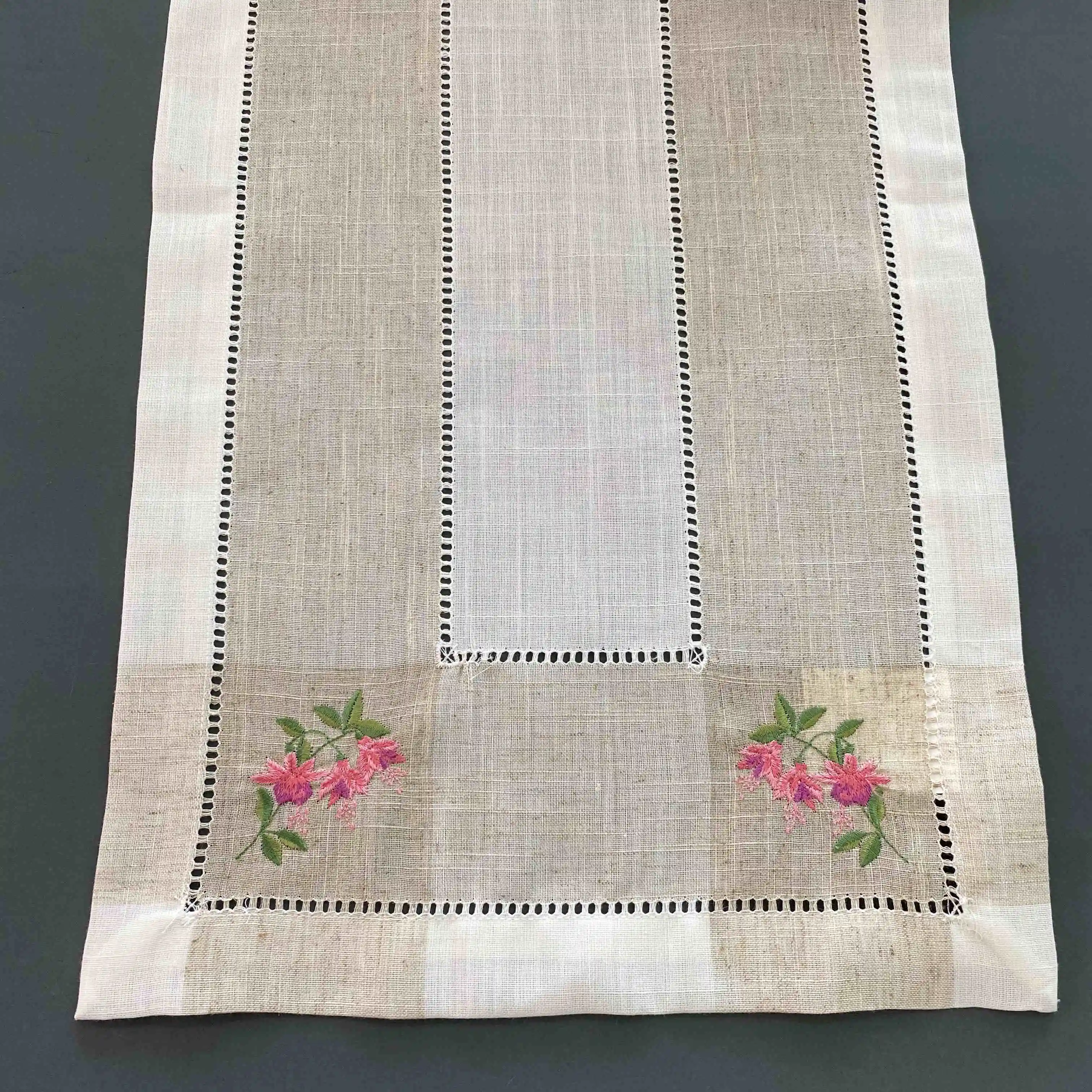 Wholesale embroidery tablecloth table runner