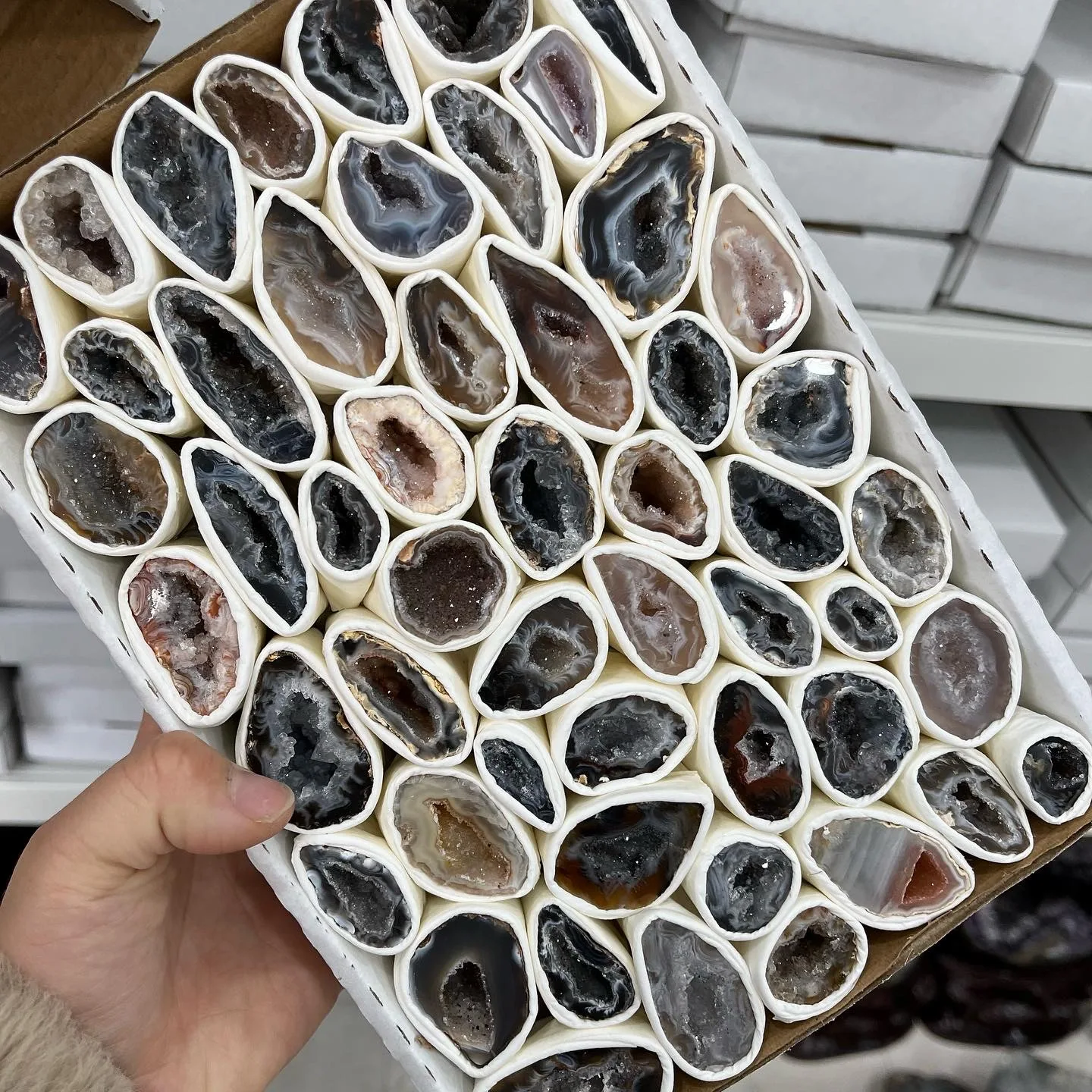 Wholesale natural high quality rough crystals healing stones agate druzy geode specimen box fengshui folk crafts