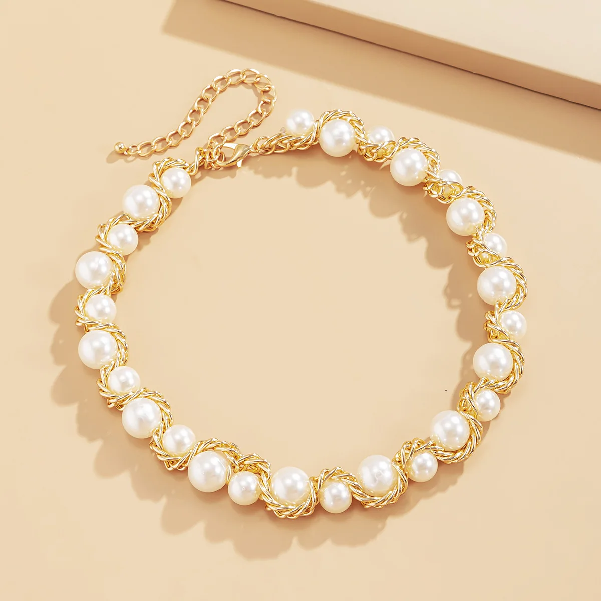 Hot Sale Single Layer Woven Pearl Choker Necklace Metal Twists Chain Baroque Pearl Necklaces