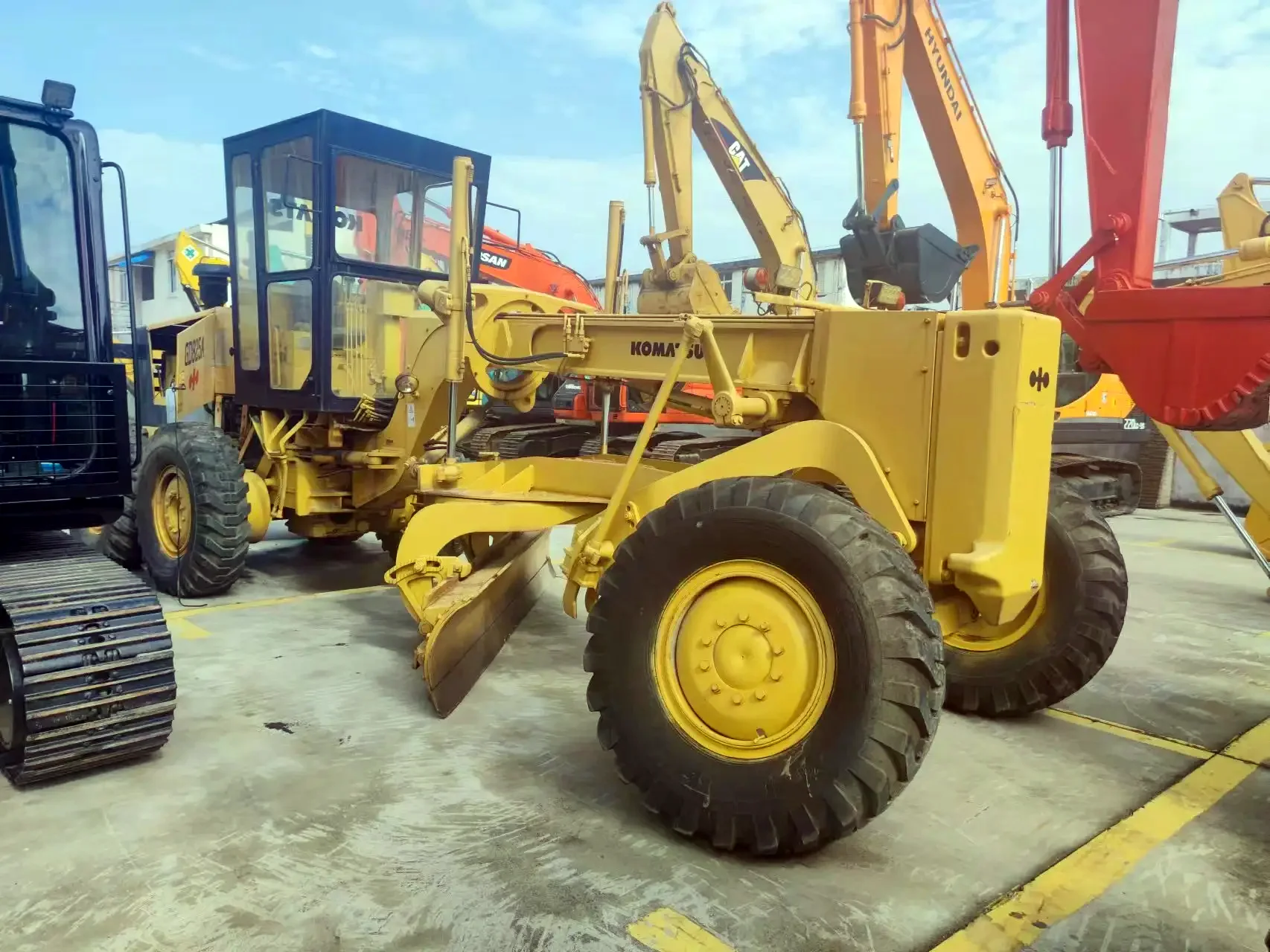 Japan made Komatsu GD825A motor grader road construction tractor, Komatsu GD825 road graders GD825A in China