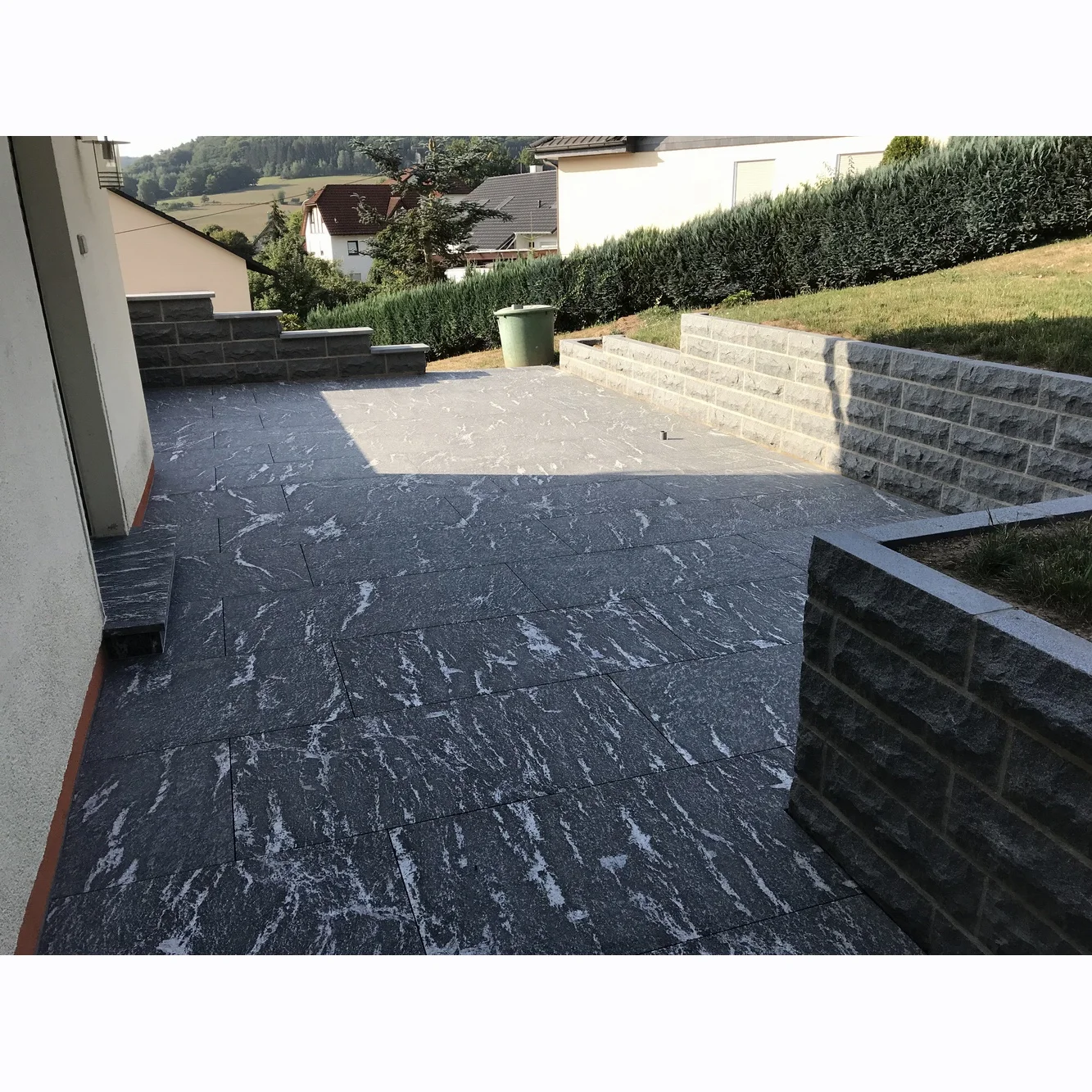 China Outdoor Flamed Snow Grey Jet Mist Black Leather Granite Floor Tiles Slab Price with white veins