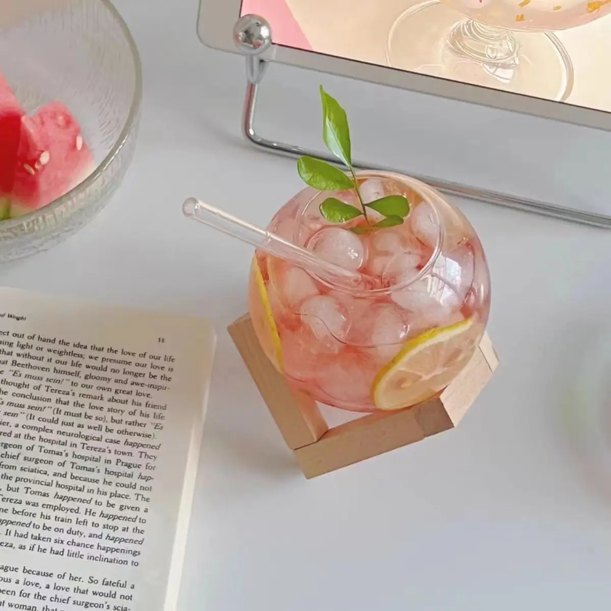 Juice Milk Tea and Milkshake Wooden Frame Creative Ball Shape Cocktail Glass