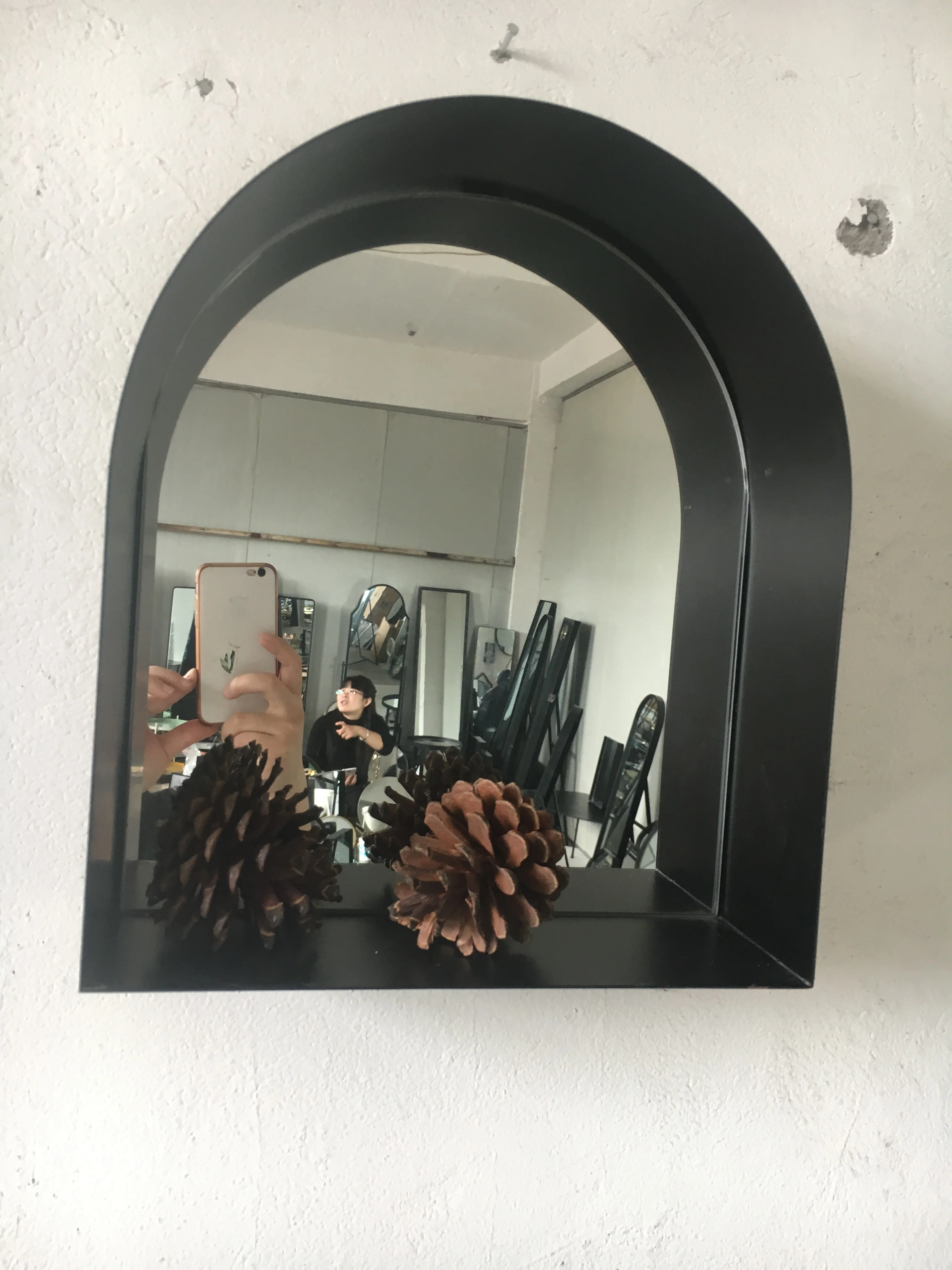 China decorative round black metal wall mirror shelf espejo para sala