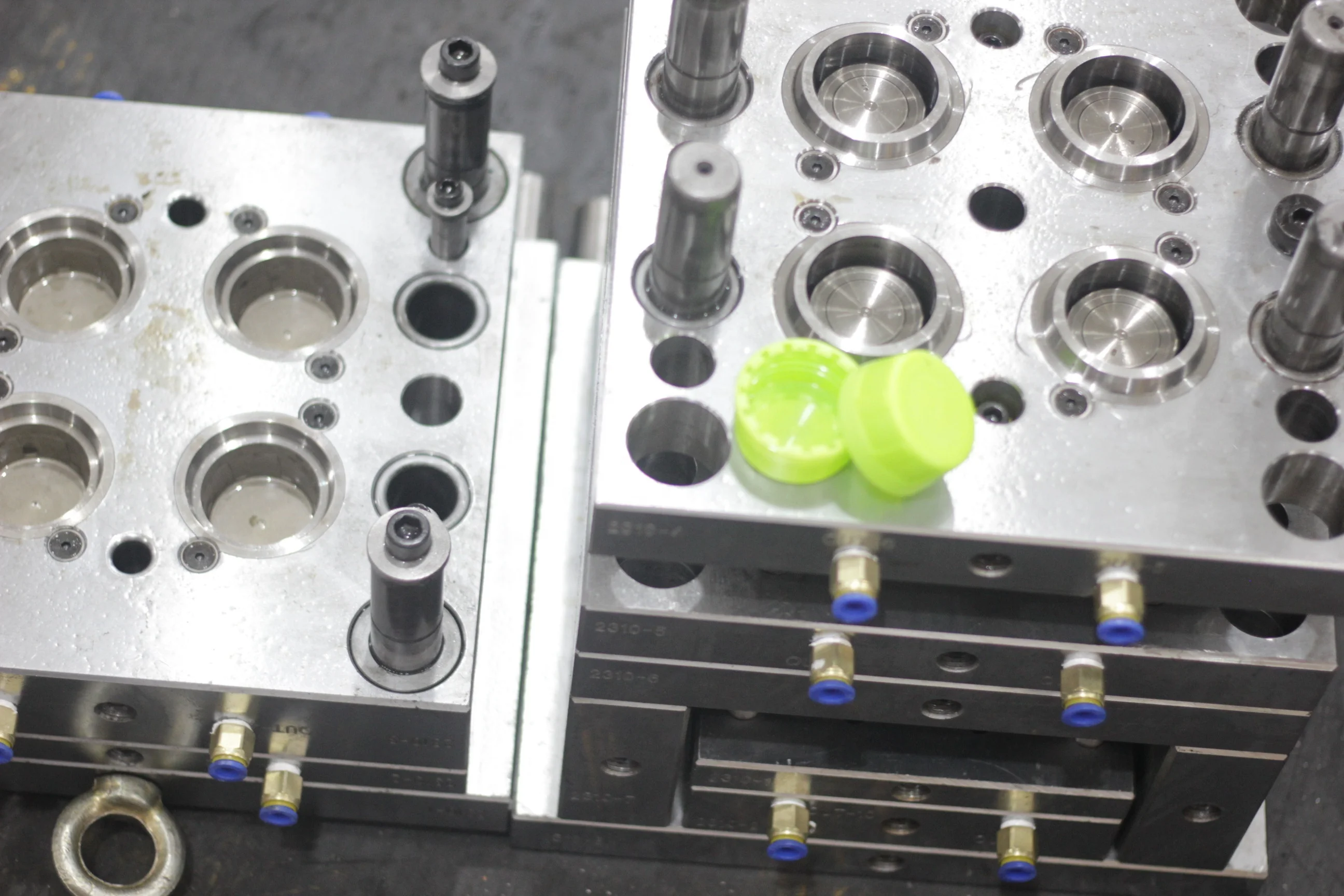 4 cavity Hot selling new bottle cap mold high quality latest engine oil cap mold