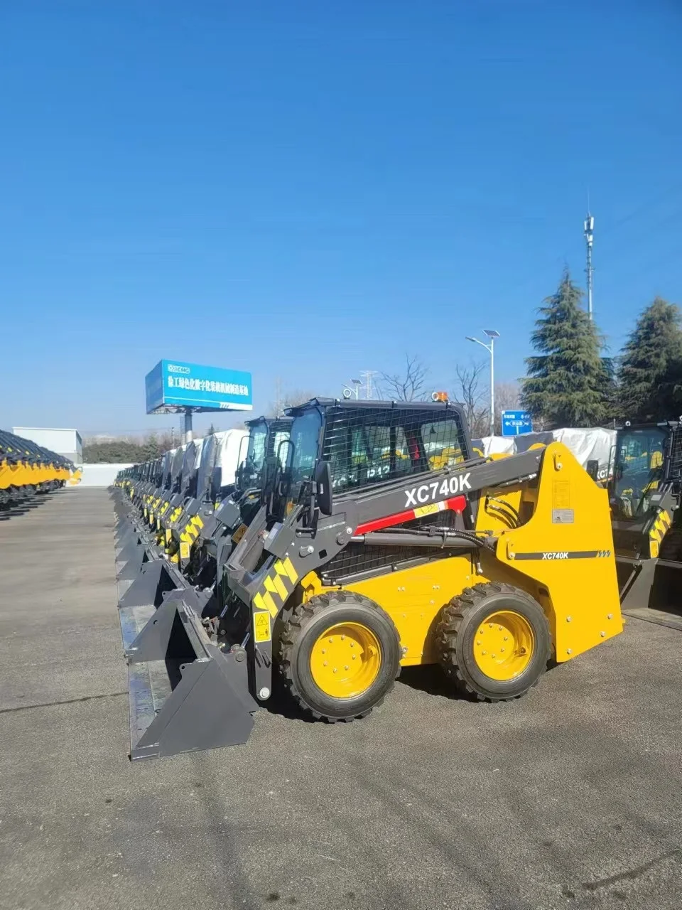 Погрузчик с скользящей управляемоей Xc740K по низкой цене креплением CE