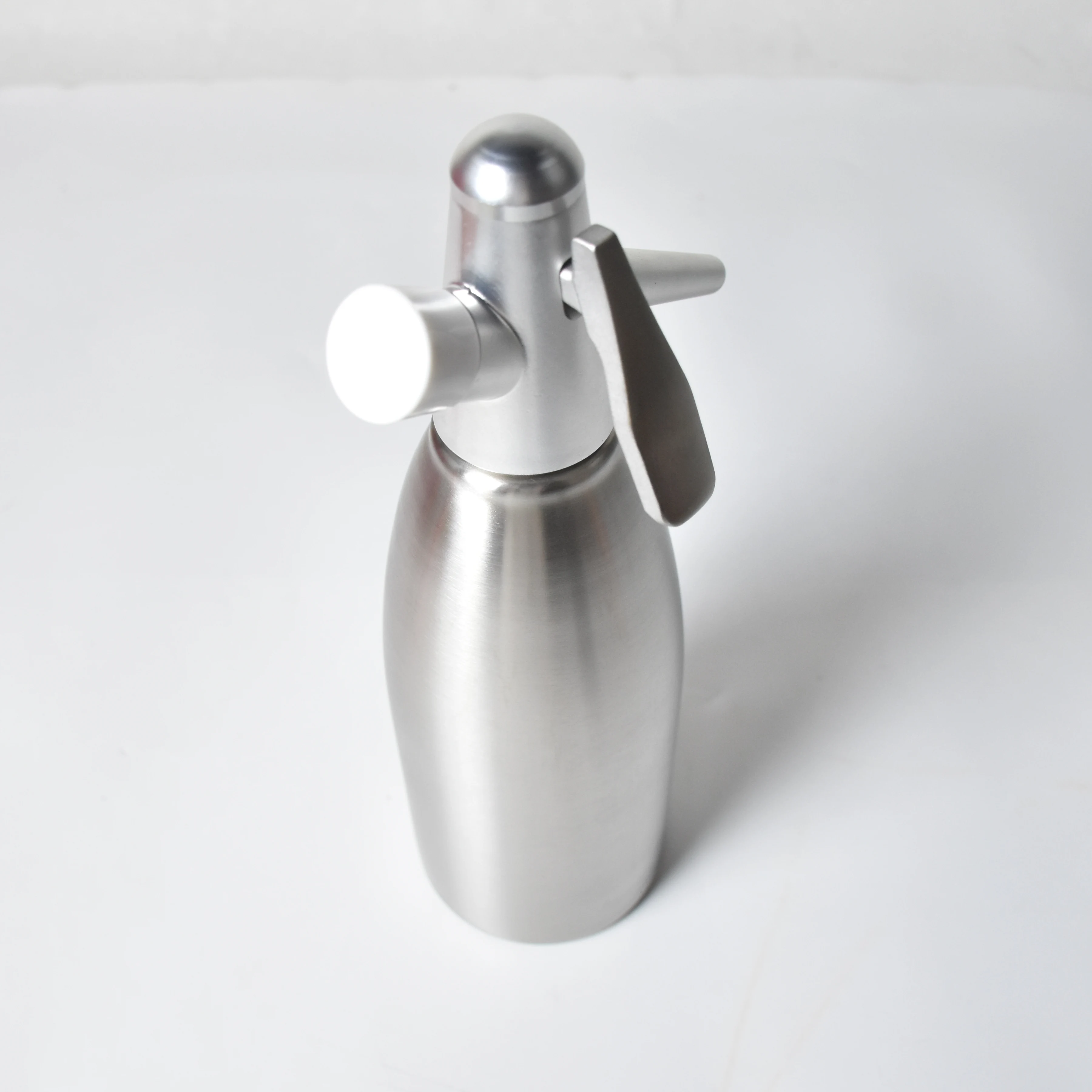 Professional manufacturer Customized Versatile Cost-effective Aluminum 2 pint  Soda Whipper Whip Soda Dispenser
