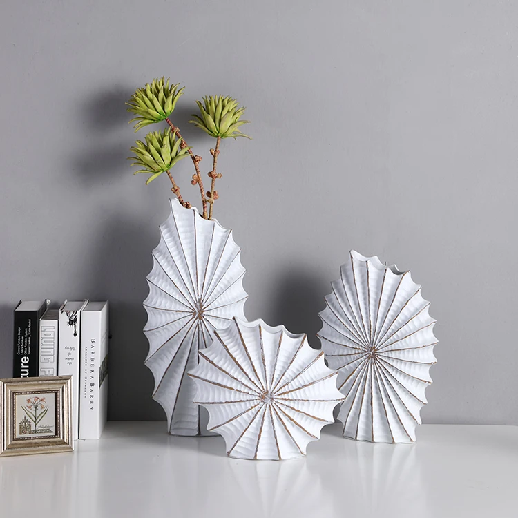 Creative Design Relief Surface Art Decoration Vintage Resin Flower Vase for Wedding Decor