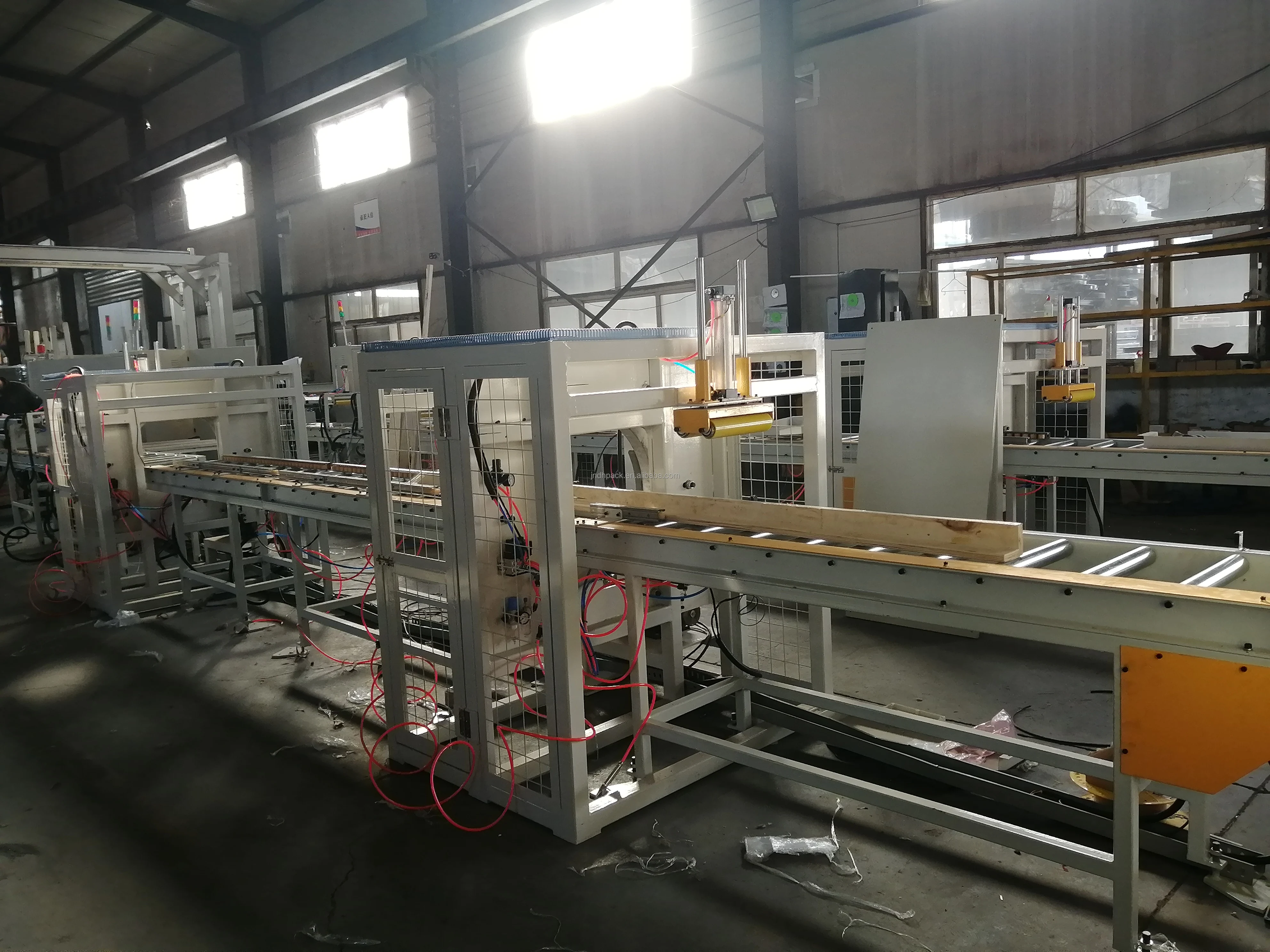 Horizontal stretch film wrapping packaging machine