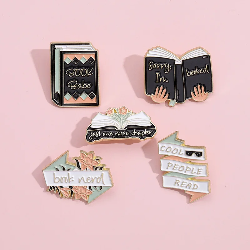 Hot selling new retro textbook brooch creative English alphabet book shaped metal badge wholesale customization