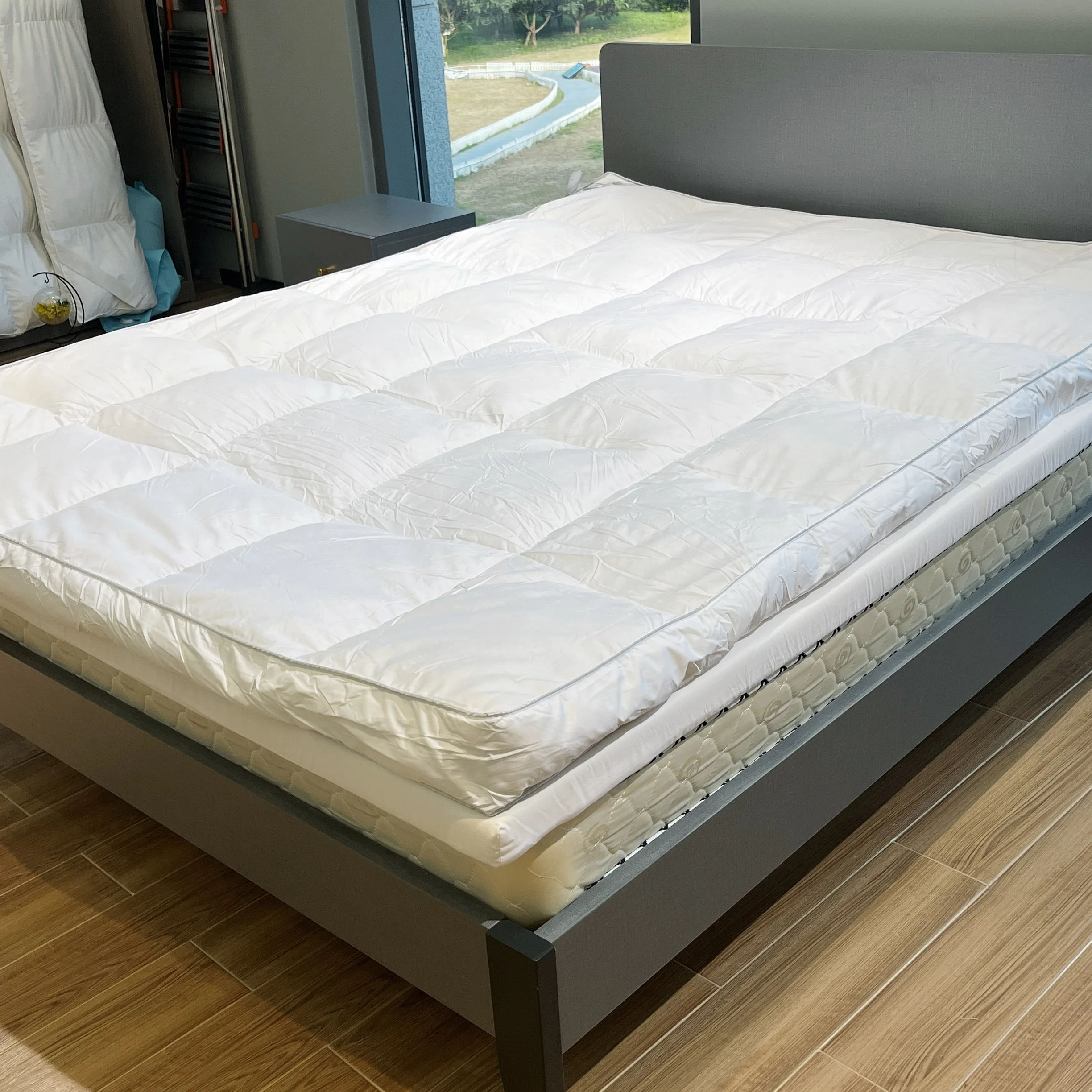 Luxury Adult Duck Feather Down Baffle Gusset Bed Topper Folding Floor Mattress Topper with Elastic Band