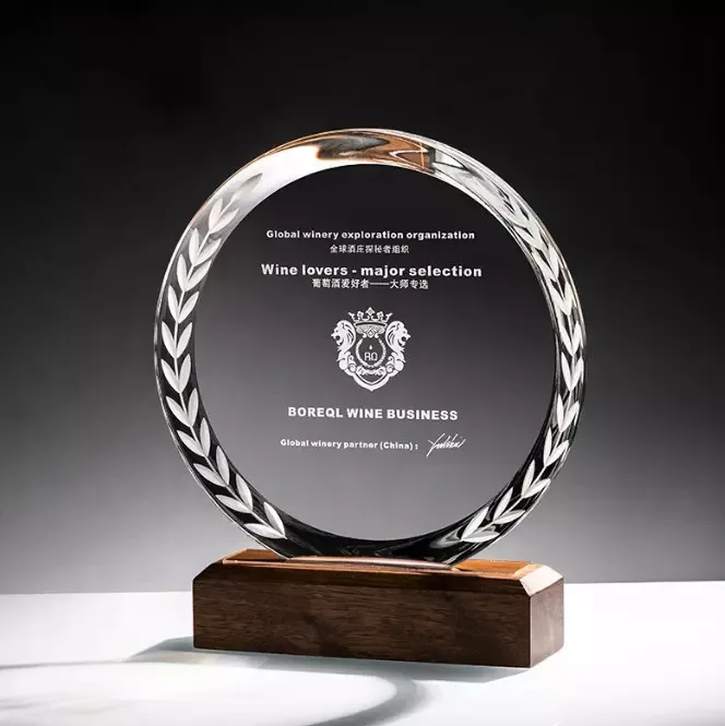 Производство высококачественной награды с круглым хрустальным стеклом на деревянной основе