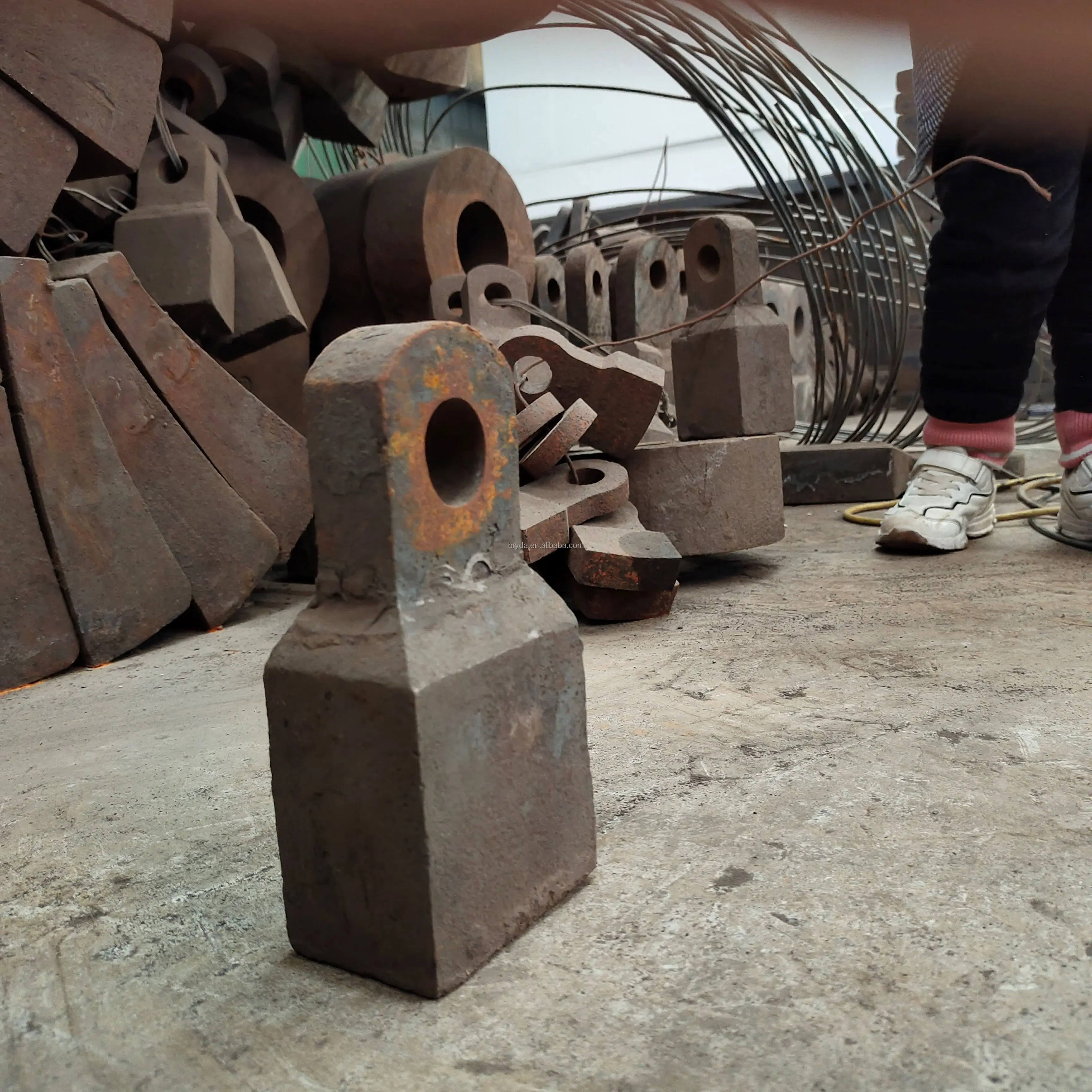 Alloy casting crusher parts crushing equipment hammer head wear-resistant