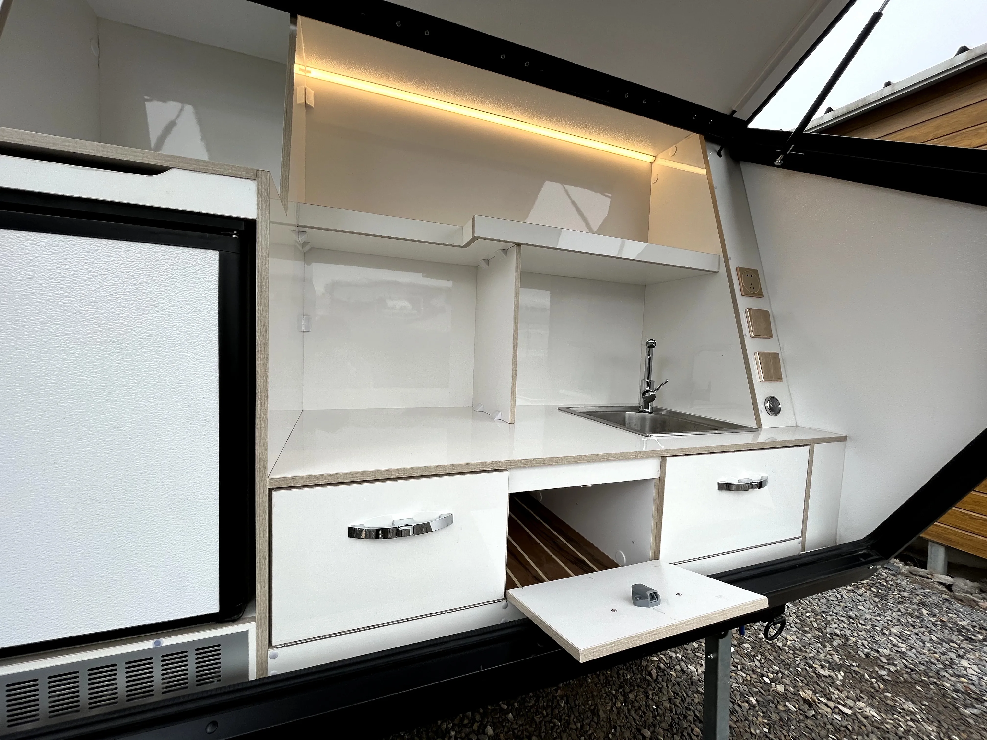 Best sale off luxury Waterproof Good Quality Road Camper Trailers motorhome caravan With kitchen and inside sleeping area