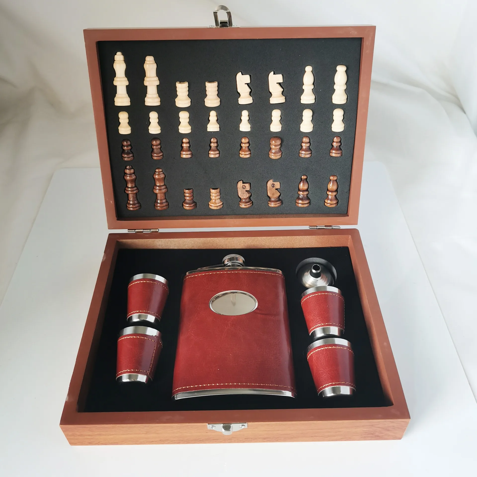 Wholesale Wooden Chess 8oz Brown Leather Hip Flask Set  Stainless Steel Flasks With Funnel and 4 Cups Gift Box