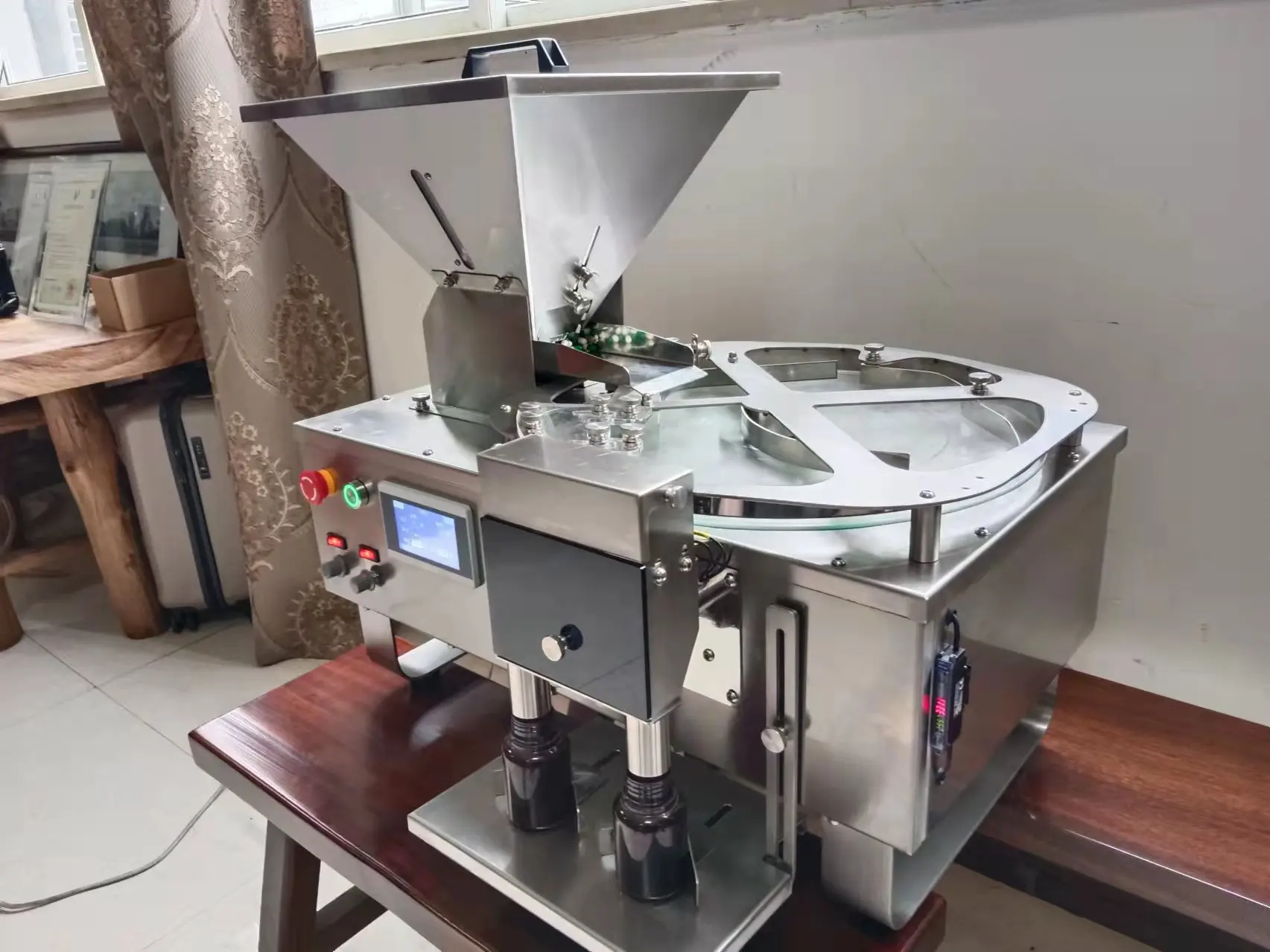 Multifunctional benchtop counting machine, can be used in pharmaceutical, food and life tablets
