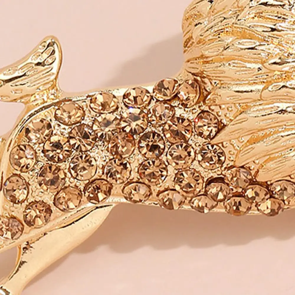 Factory wholesale Metal golden rhinestone lion pin brooch zinc alloy hijab brooches for clothing decoration