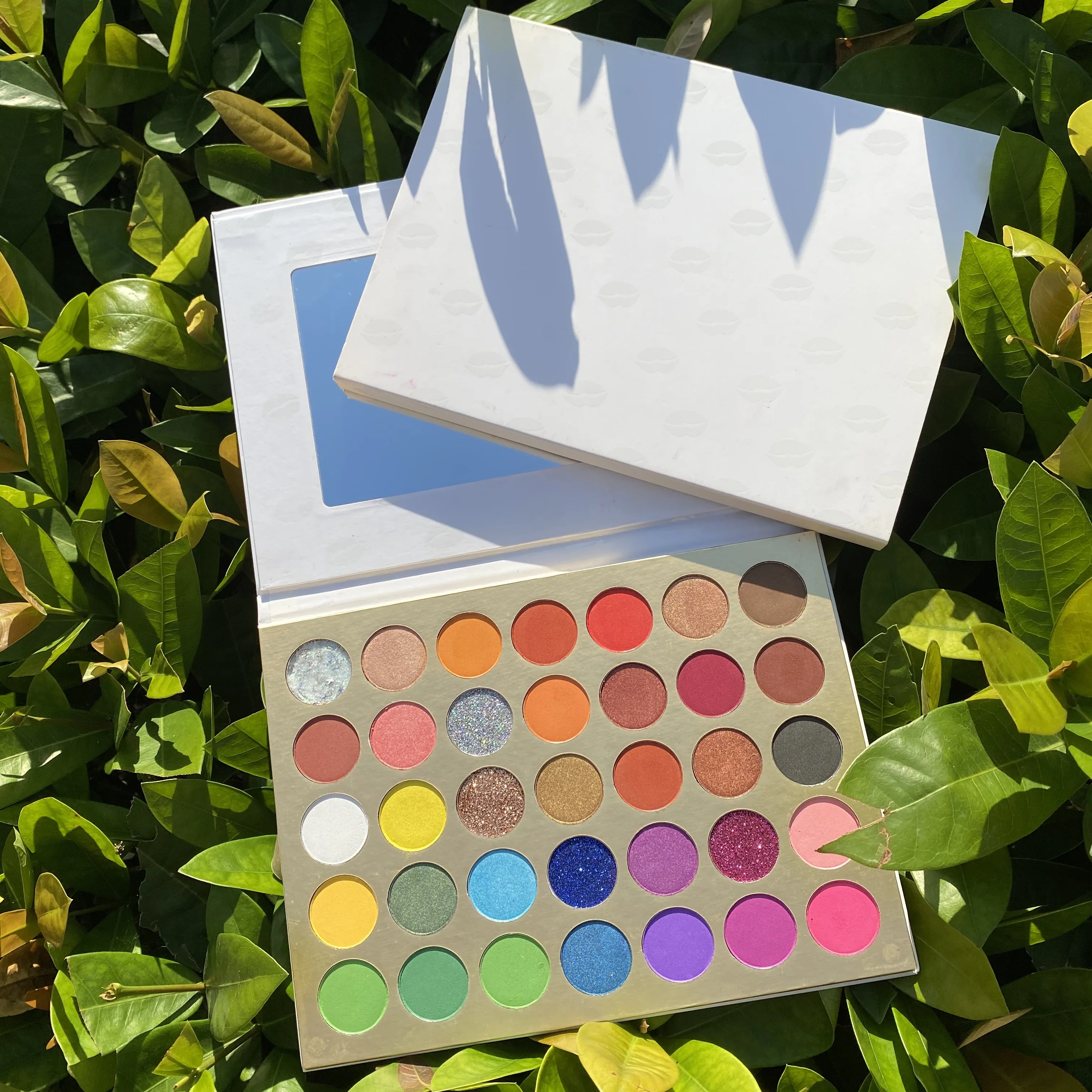 Luxury Makeup Wholesale 35 Color White Eyeshadow Palette Private Label Cute High Pigmented Eyeshadow Palette