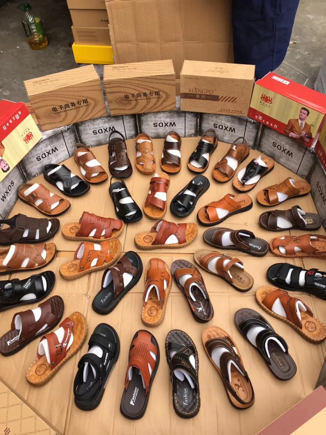 Surstock Chaussures; Большие размеры оптовая продажа; Дешевая обувь Stock мужские футболки 13 разных тапки для мужчин спортивные штаны Oem