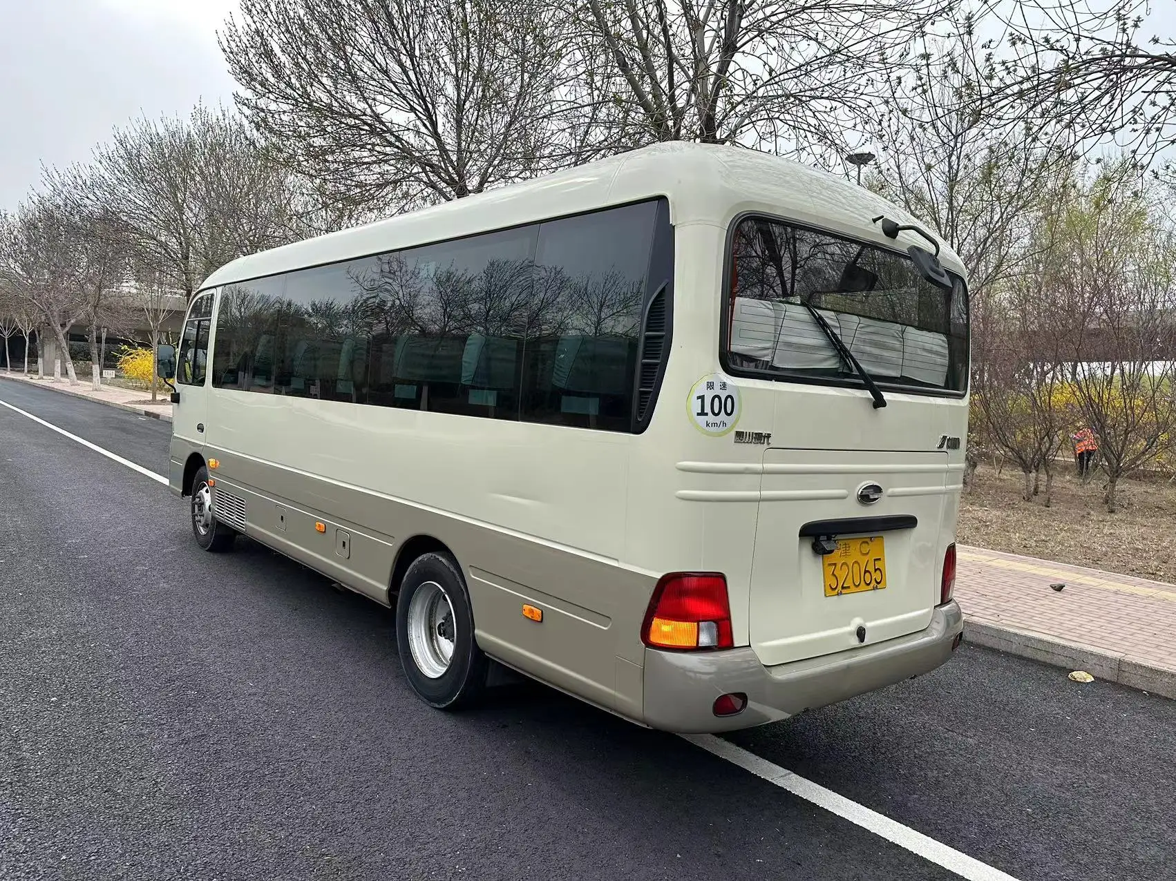 23-Seater Luxury Minibus Used Coach Bus with 4L Engine Manual Transmission Euro 4 Emission Standard for Sale