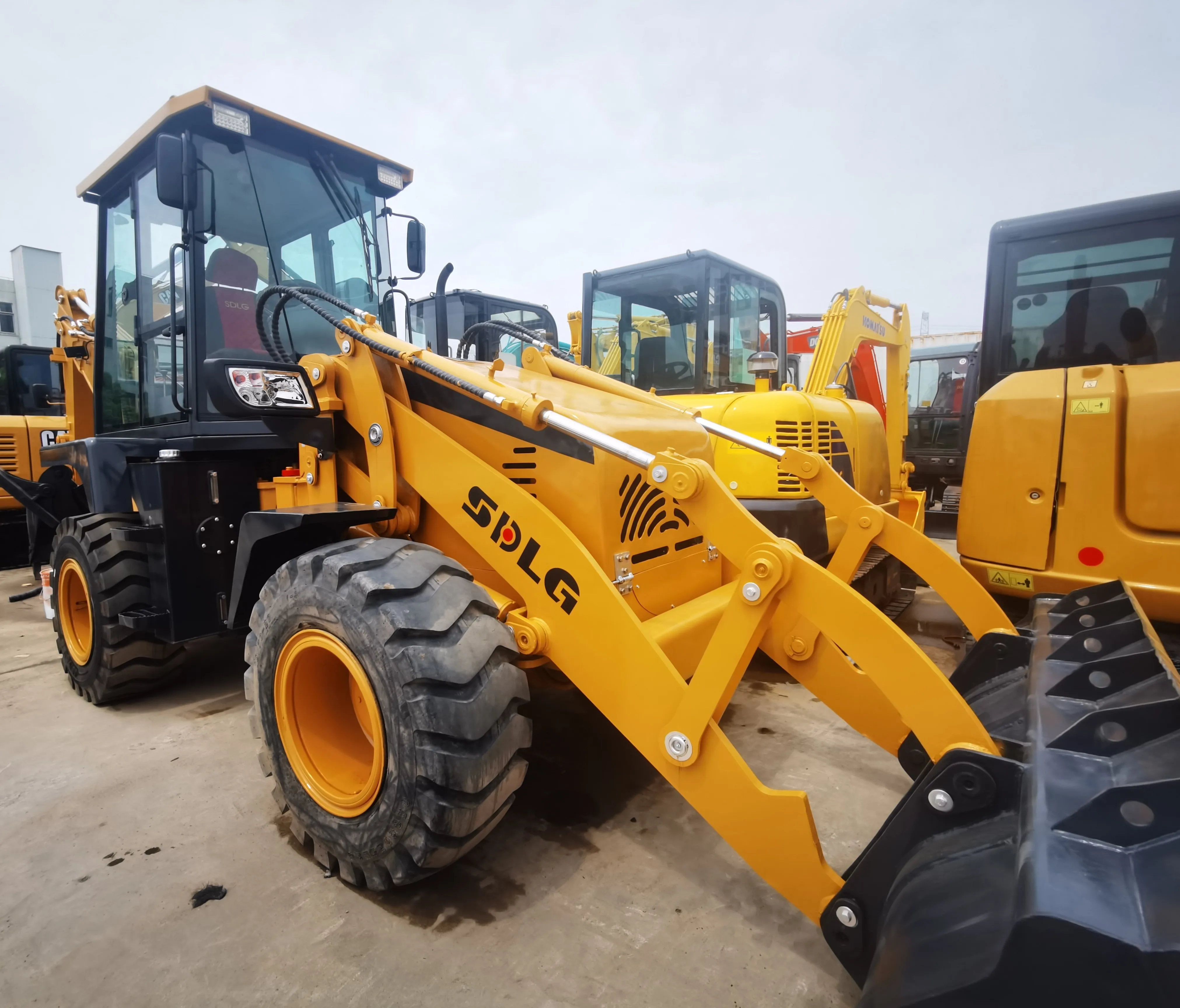 Used SDLG LGB680 model excavator loader 8.3TON Operating weight power 114000W Yellow used wheel loader excavator cheap sale
