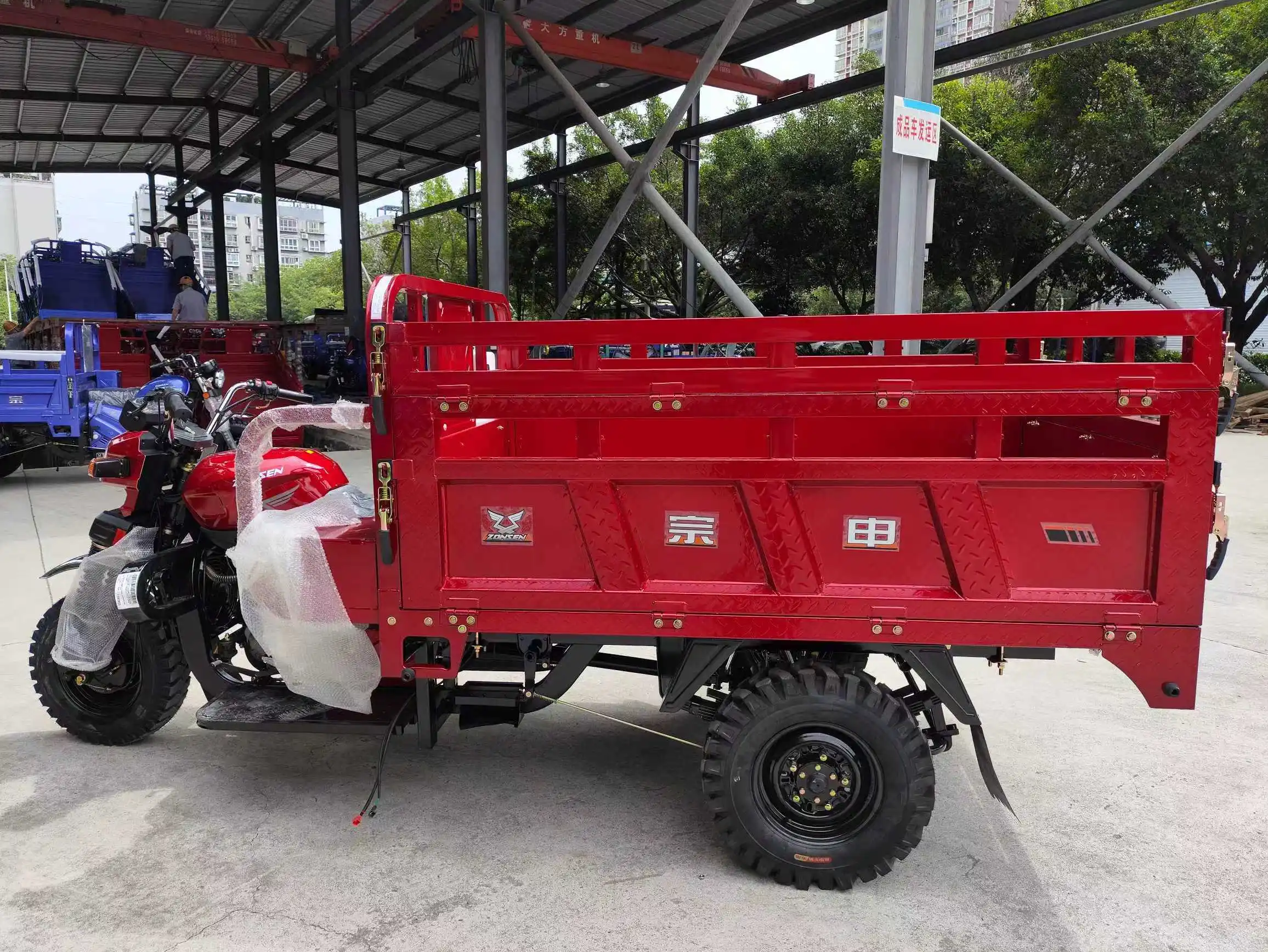 Wholesale tri motor cargo gasolineTricycle  heavy load gasoline Tricycles Three-door tricycles