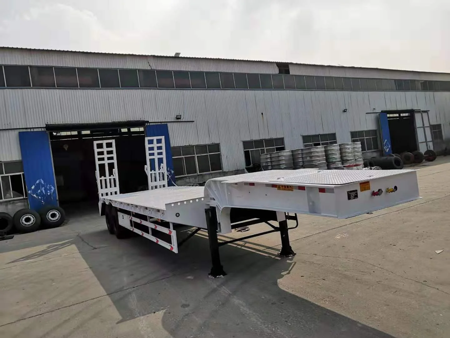 Factory Direct Sales 2 Axles  30 ton  Low Bed Loader Truck Semi Trailer