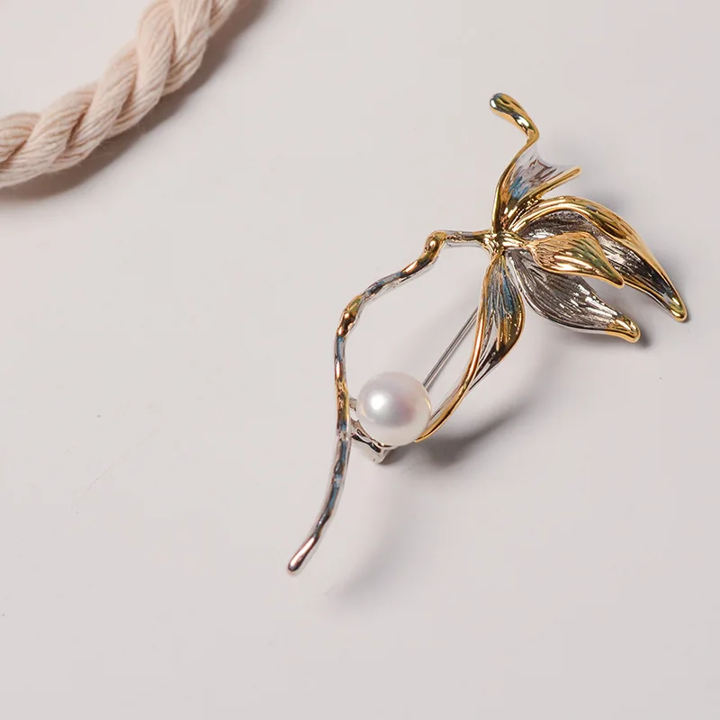 2024 Vintage Rose Flower Brooch Freshwater Pearl Corsage for Literary Women Europe winter Accessories