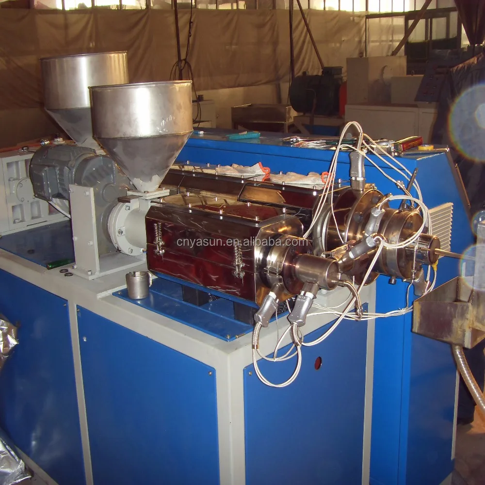 Два цвета пластиковые трубы экструзии процесс питьевой соломы трубы машина