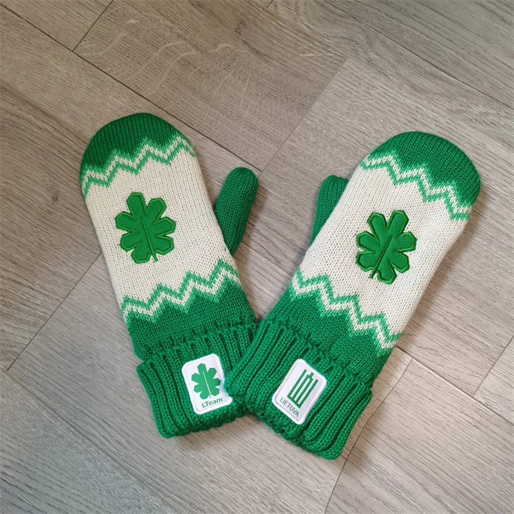 China manufacturer OEM  women winter wool hand knitted snowflake mittens gloves