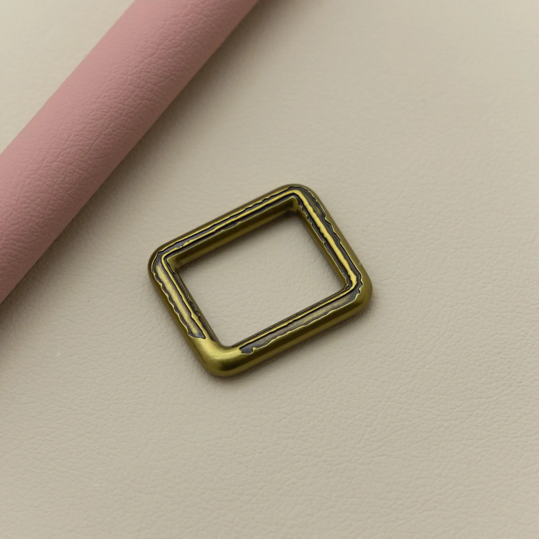 High Quality 3/4 Inch Brass Square Buckle 20mm Decorative Ring with Special Grain Pattern and 20mm Adjustable Square Buckle