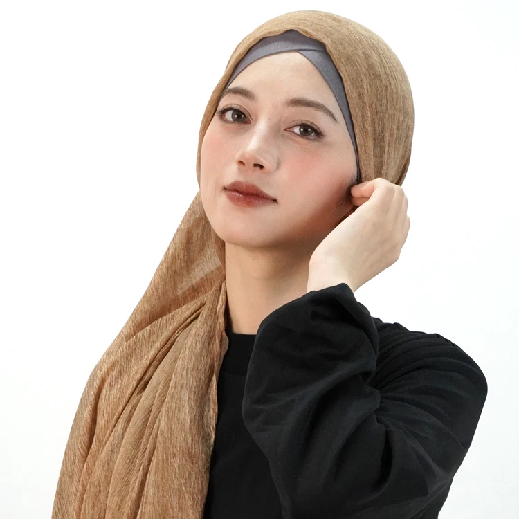 Wholesale ethnic women dirty dyed crinkle cotton viscose voile khimar hijab rayon modal bandana scarf solid color tassel shawl