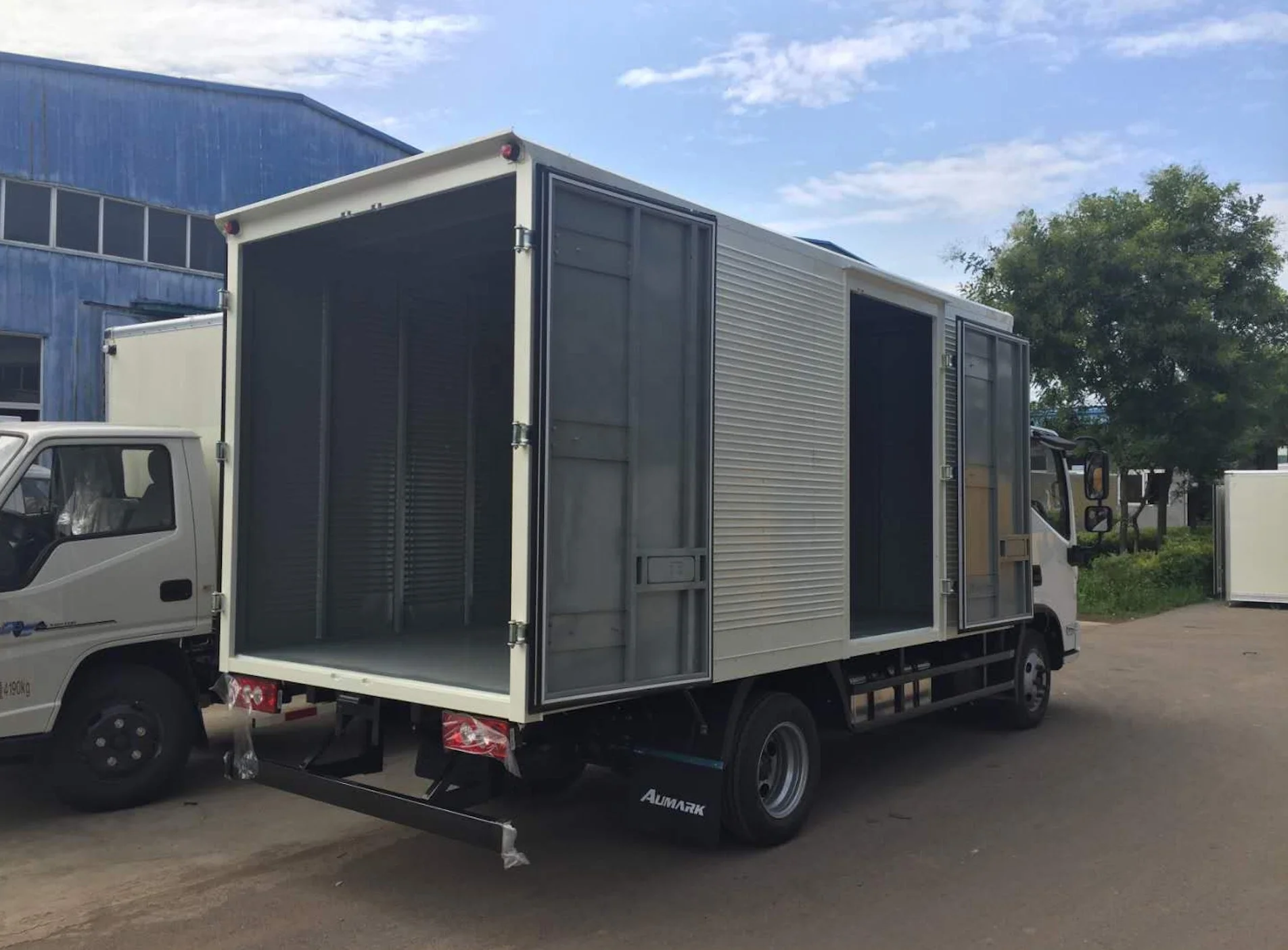 Good quality low price FOTON 6 wheeler 5 8 10 tons light duty van cargo