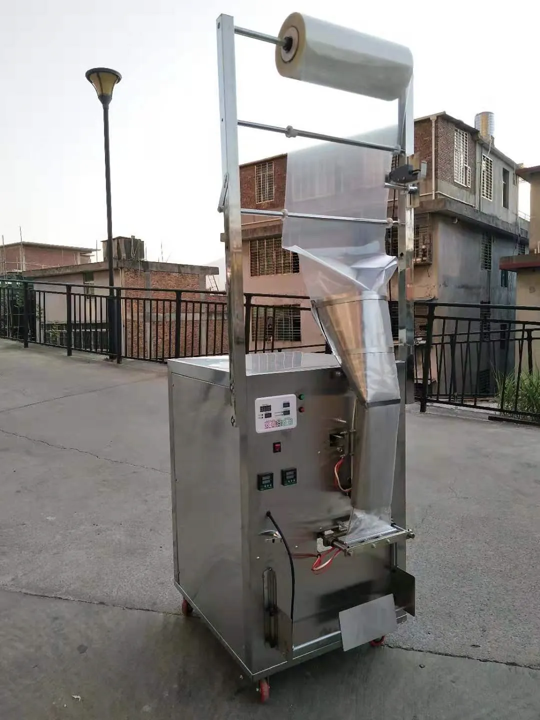 Small Screw Plastic Bag Packing Machine/pins Nuts Weighing Packaging Machine/Bolts Metal Parts Packing Machine