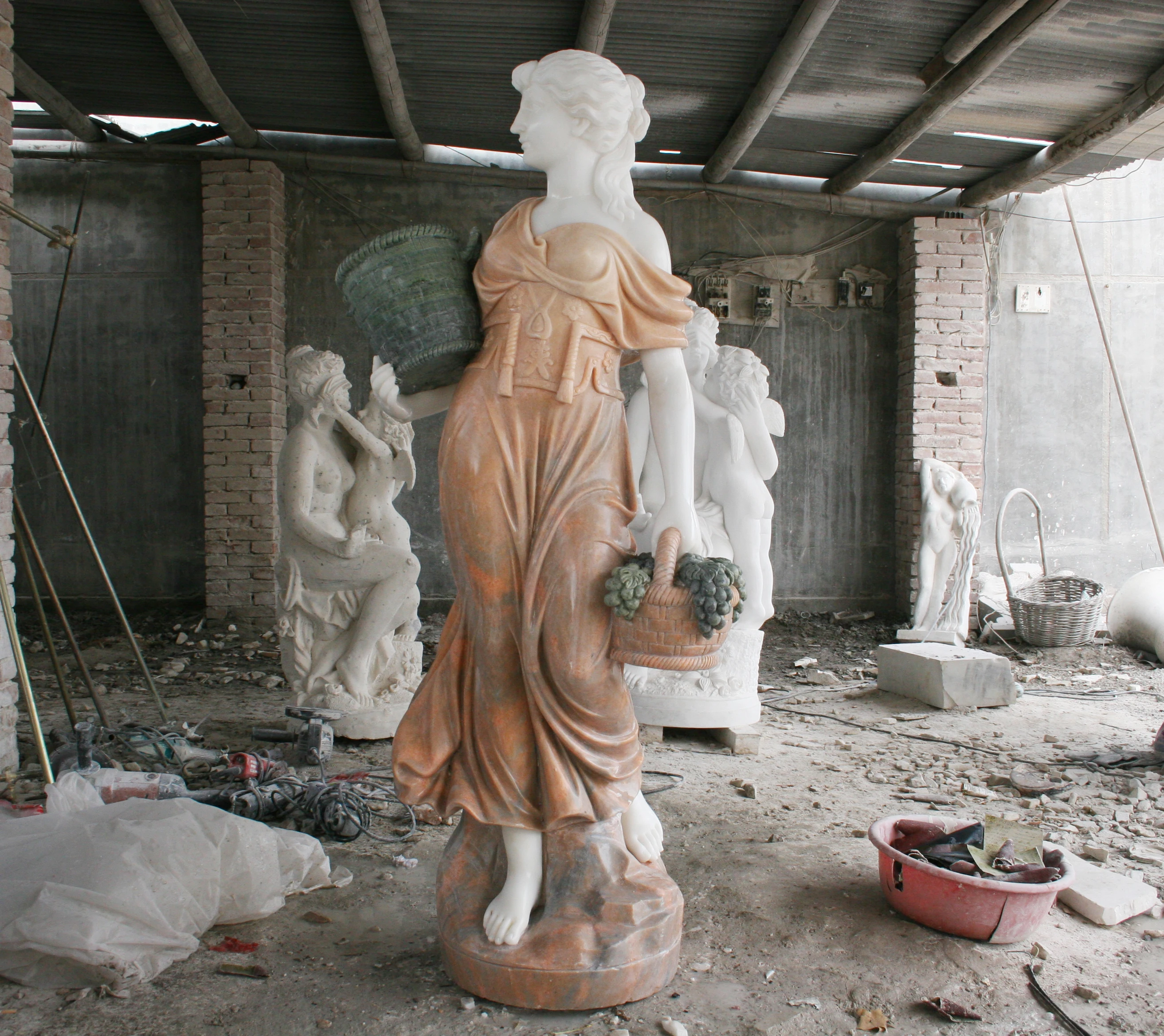 Фабрика по индивидуальному заказу высокое качество лидер продаж наружное украшение для сада желтые мраморные женские статуи товары продажи