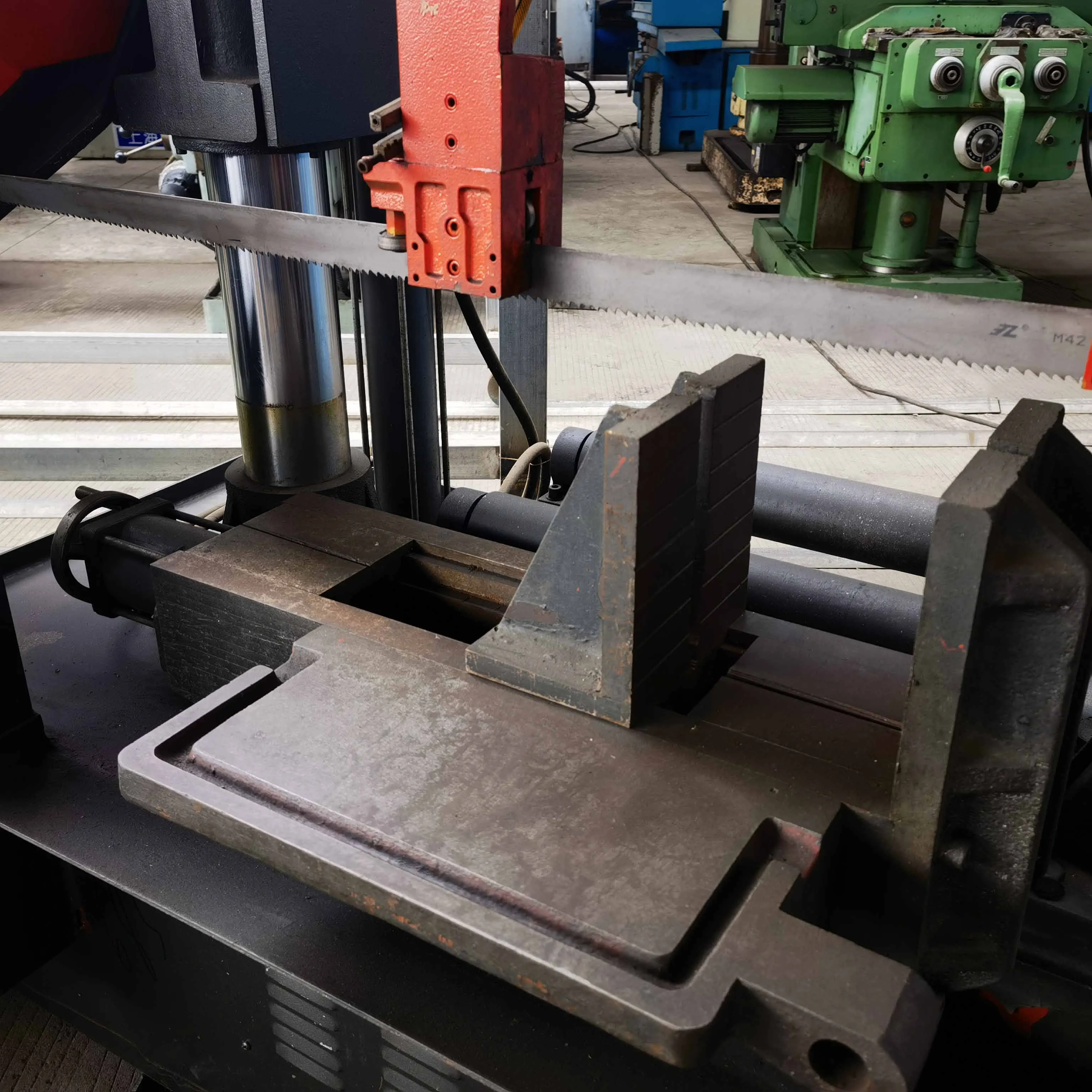 Used Industrial Iron Metal Cutting Band Sawing Machine Cnc Band Saw Machine Metal Cutting