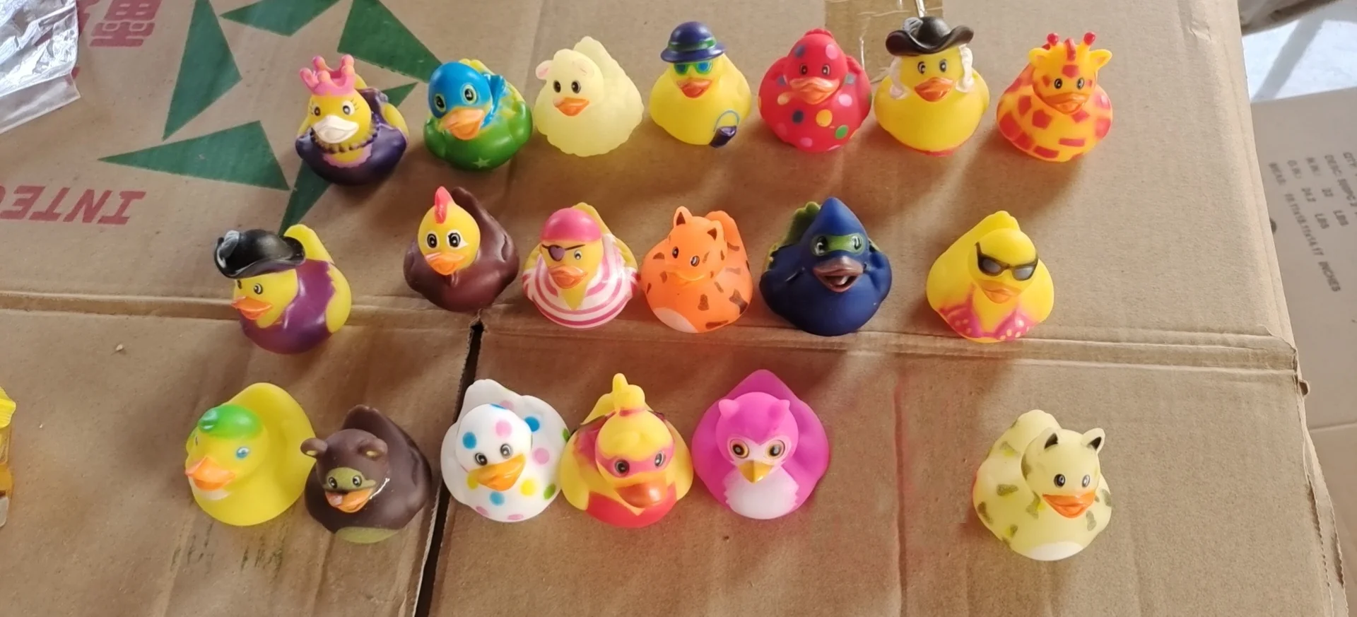 Low price baby bath toys yellow duck bulk weighted different designs rubber ducks