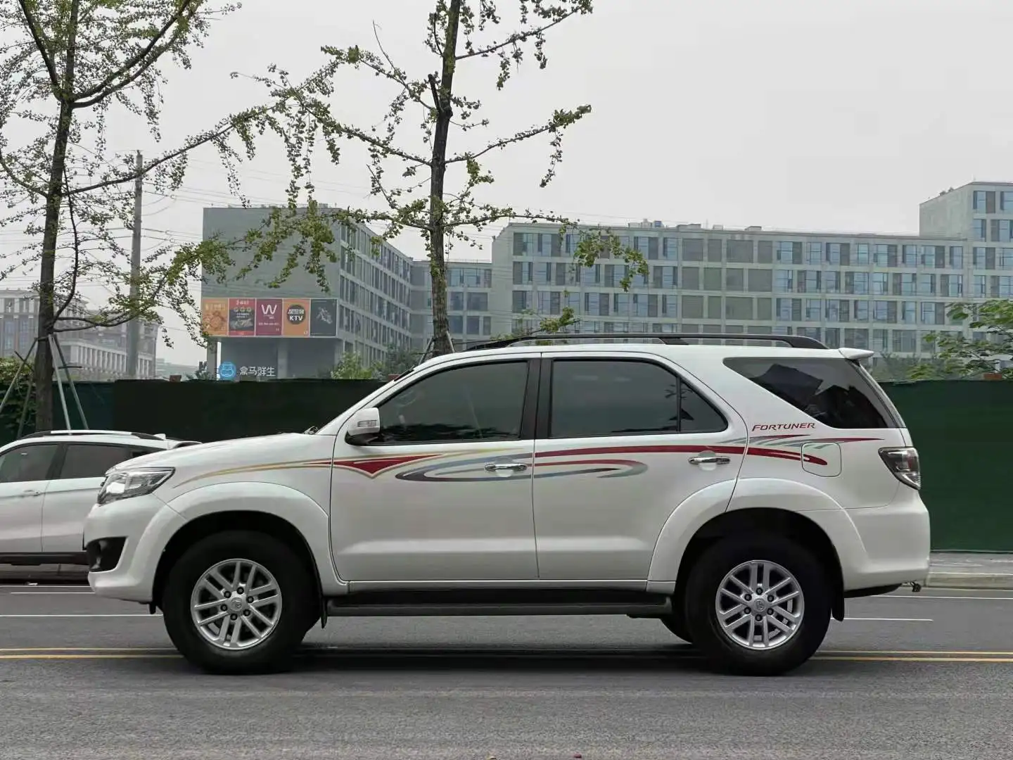 Оптовая продажа высокое качество 2017 fortuner сделано в Китае дешевые использованные автомобили левый руль для Toyota