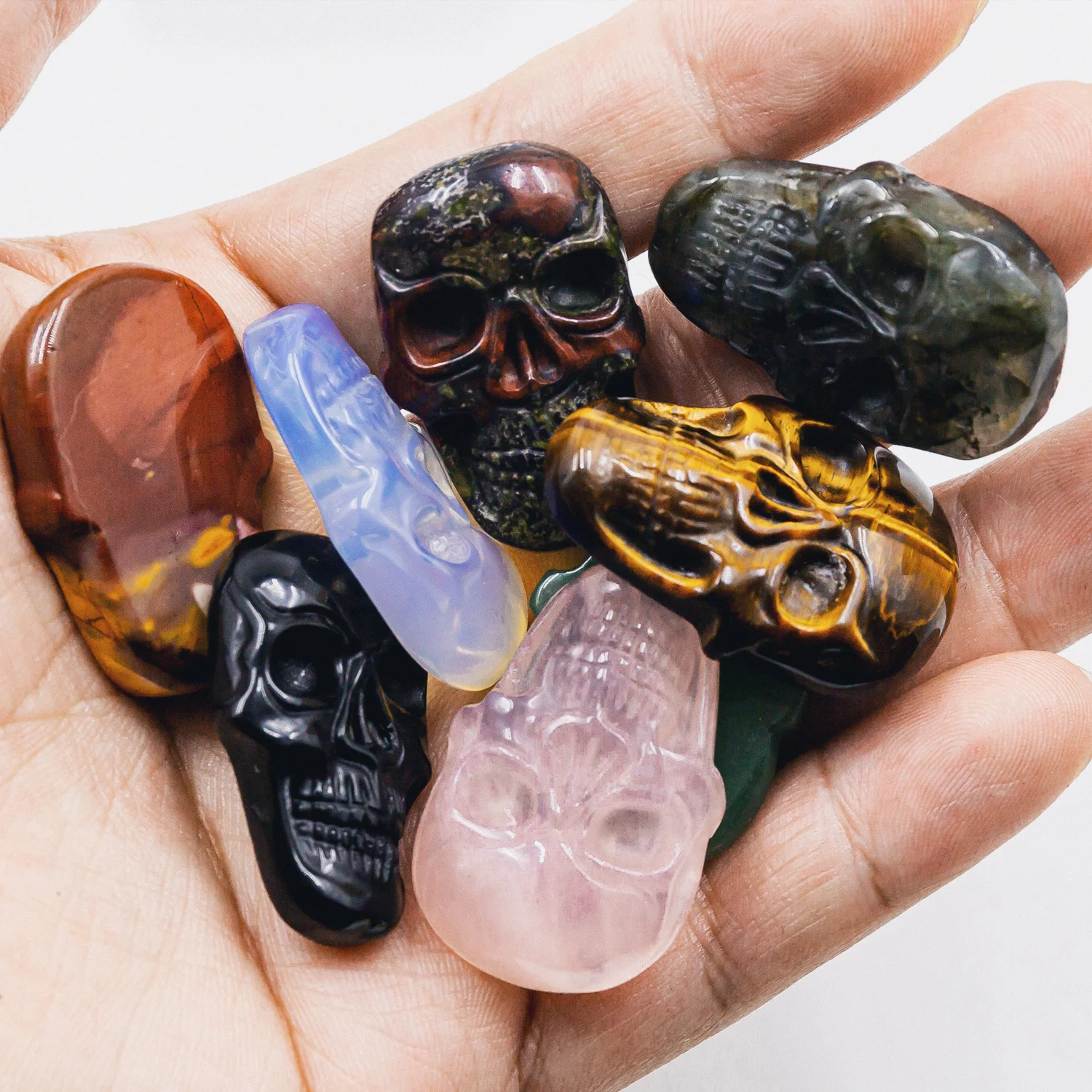 Wholesale Natural Hand Carved Folk Crafts Skulls Pendant Crystals Healing Stone Pendant For Gifts