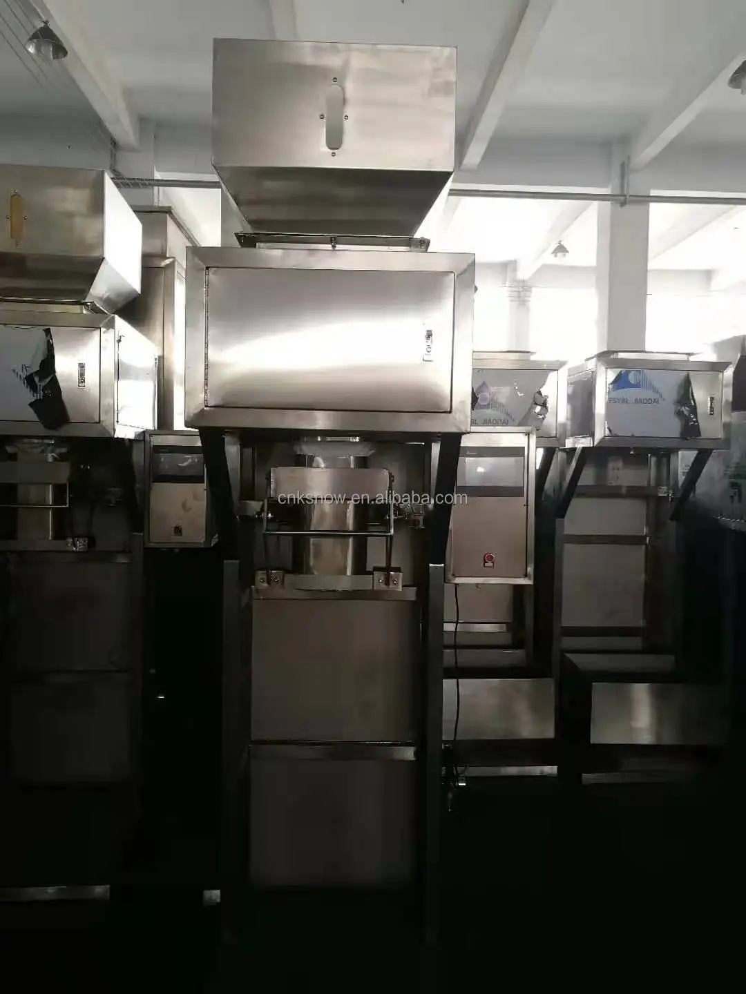 The manufacturer supplies a semi-automatic induction weighing 25Kg rice filling and packaging machine with a grain elevator