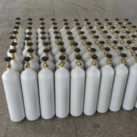 Голубые и белые газовые баллоны 2 л с индивидуальной
