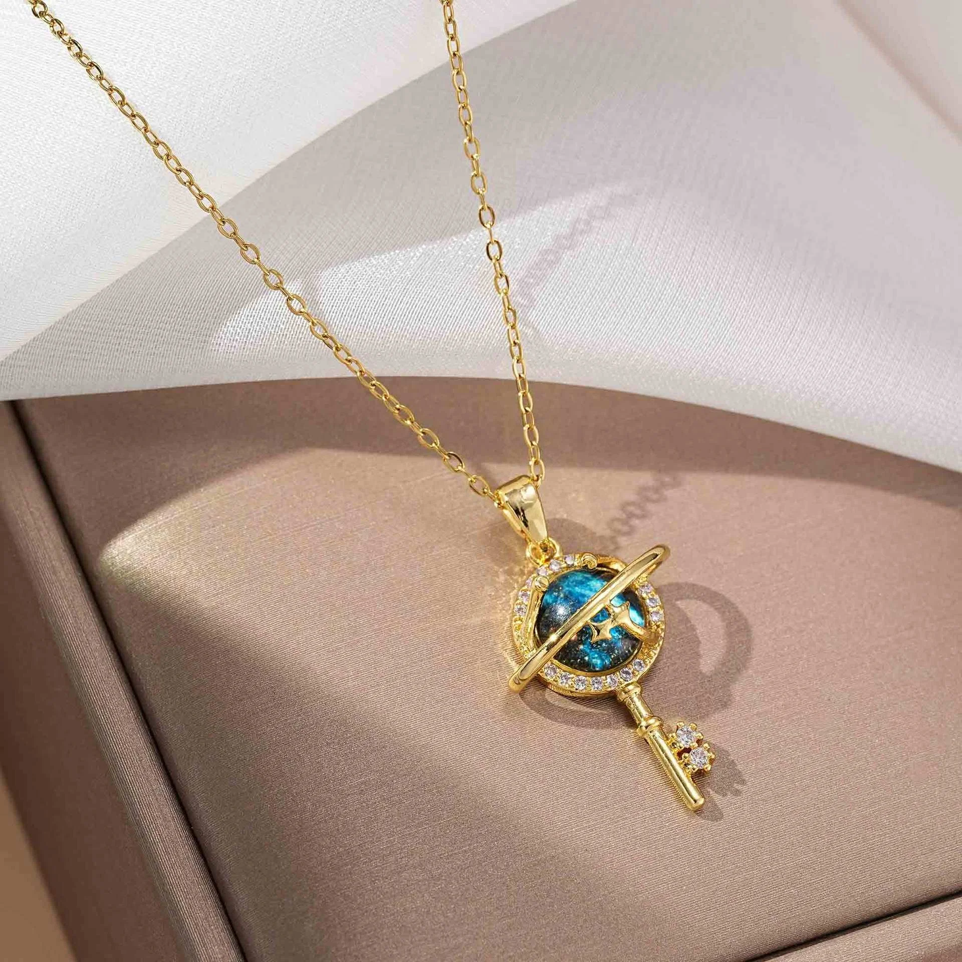 Wholesale Collar Planet Star Moon Space Universe Planet Pendant Fashion Jewelry Pendant Necklaces