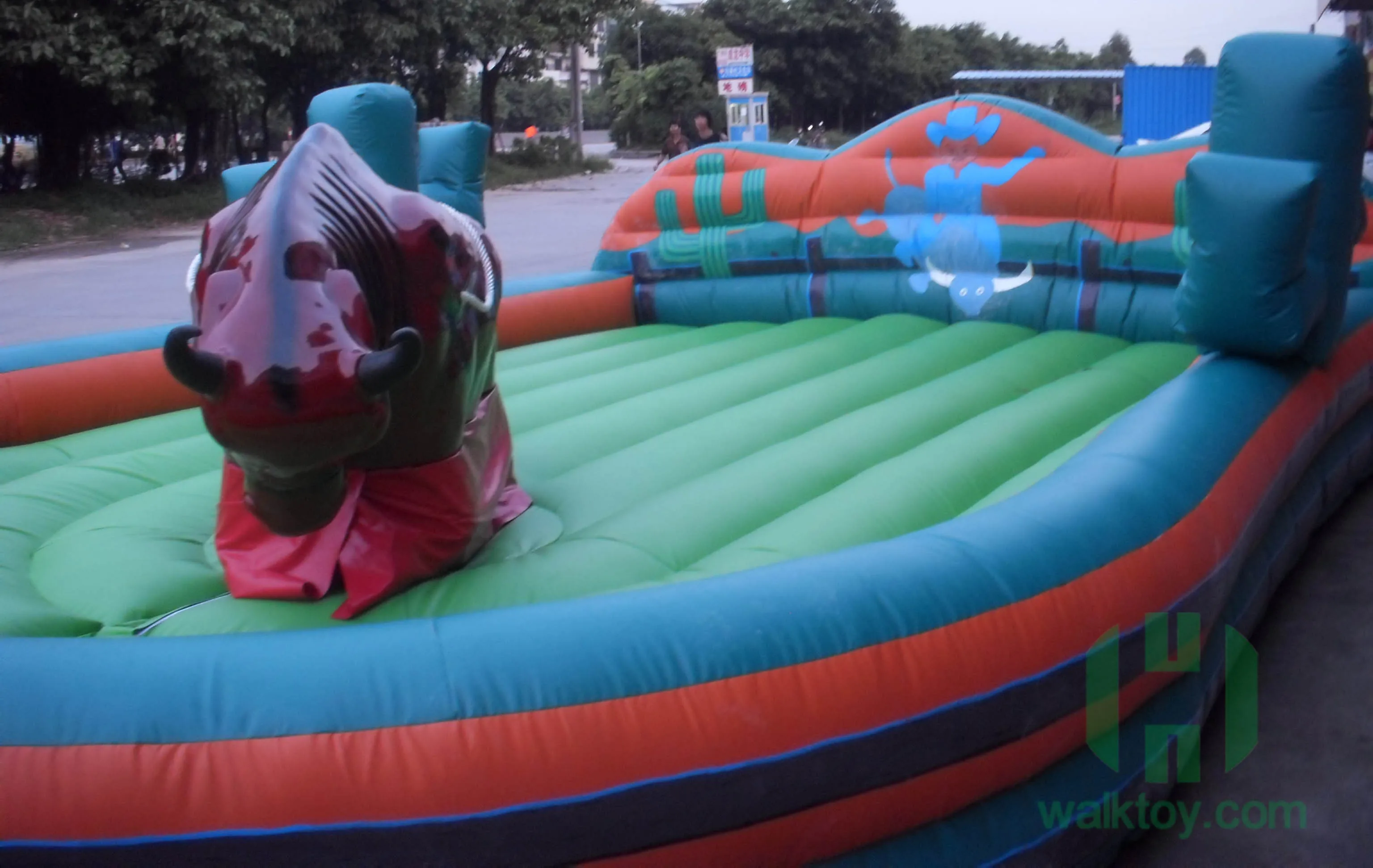 Blue and Red square customized bull inflatable mechanical bull ride rodeo bull fight for sale