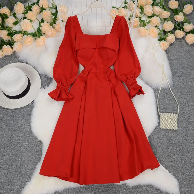 The new French retro cult red dress with a square collar and long sleeves Hepburn dress with breast padding