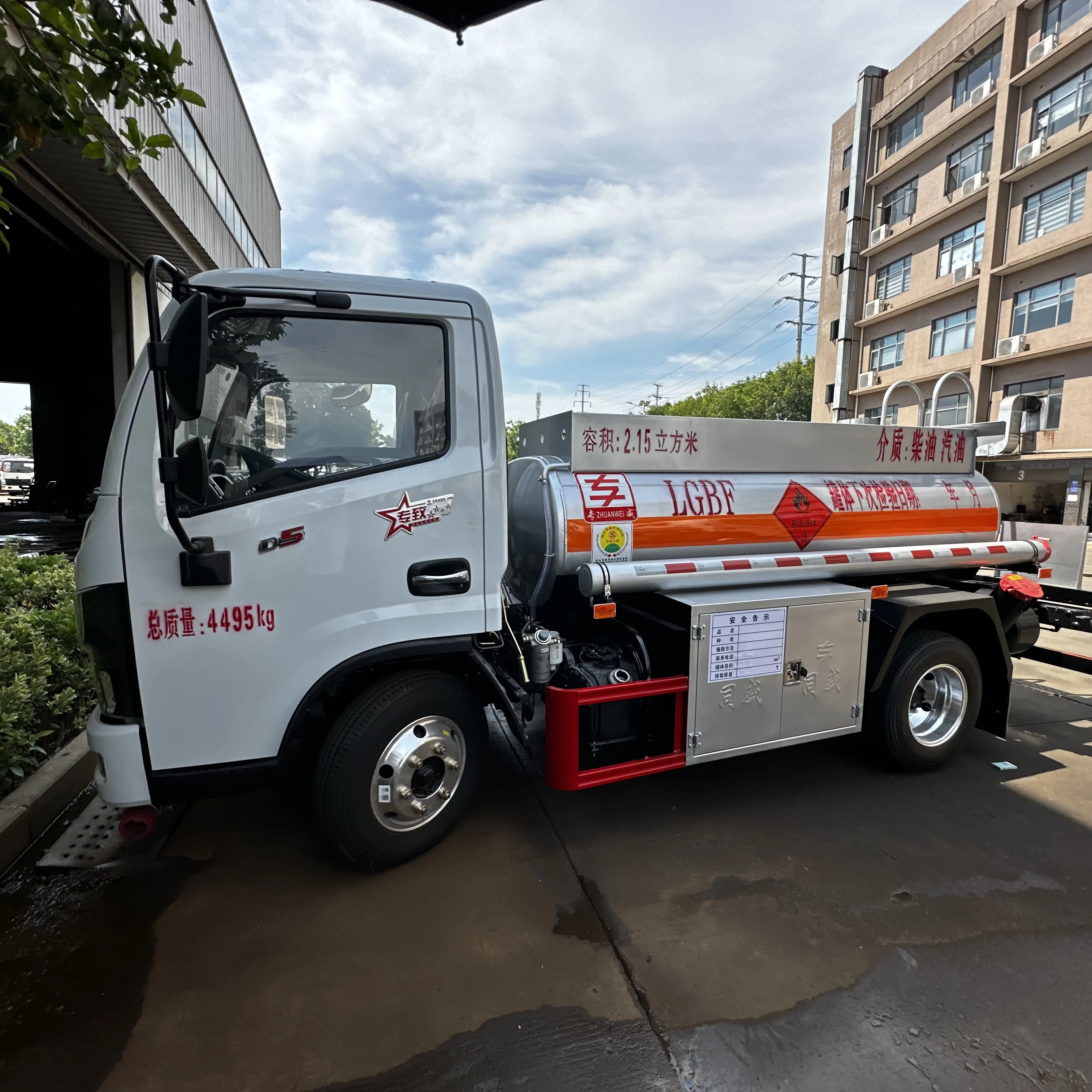 Dongfeng 2150 liter city fuel tanker, direct factory price, cost-effective